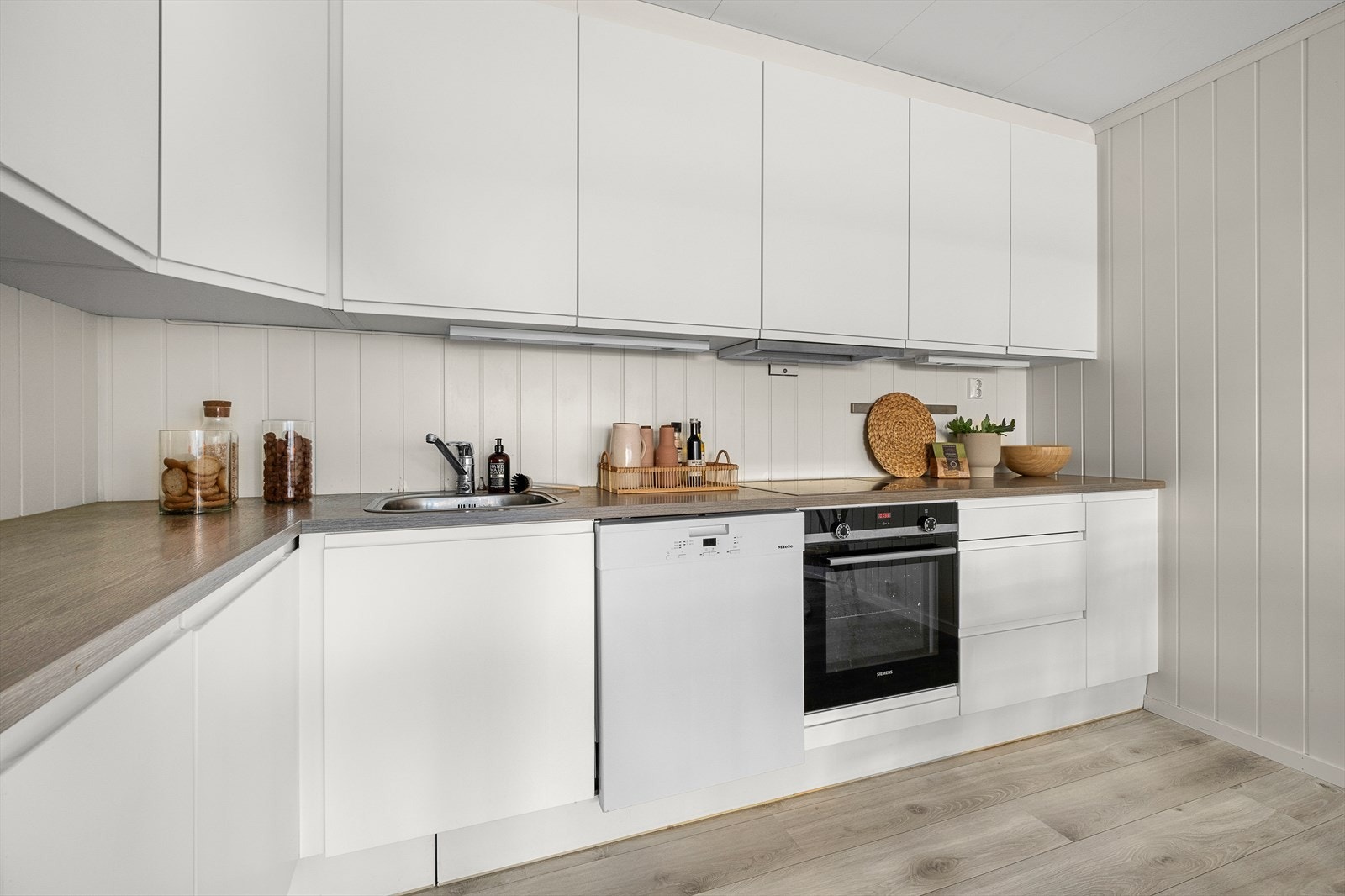 Kjøkkenet er vurdert til TG1 og fremstår i god stand. Det er rikelig med plass i både over- og underskap for oppbevaring. Galleribilde