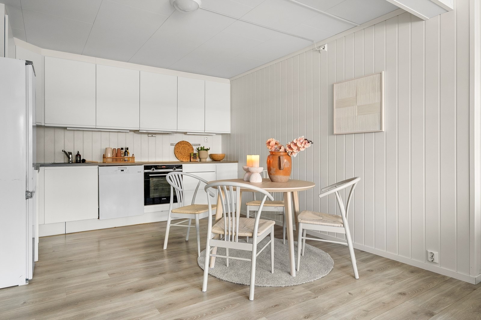 Kjøkkenet har integrert ventilator, platetopp, stekeovn og oppvaskmaskin som medfølger handelen. Galleribilde