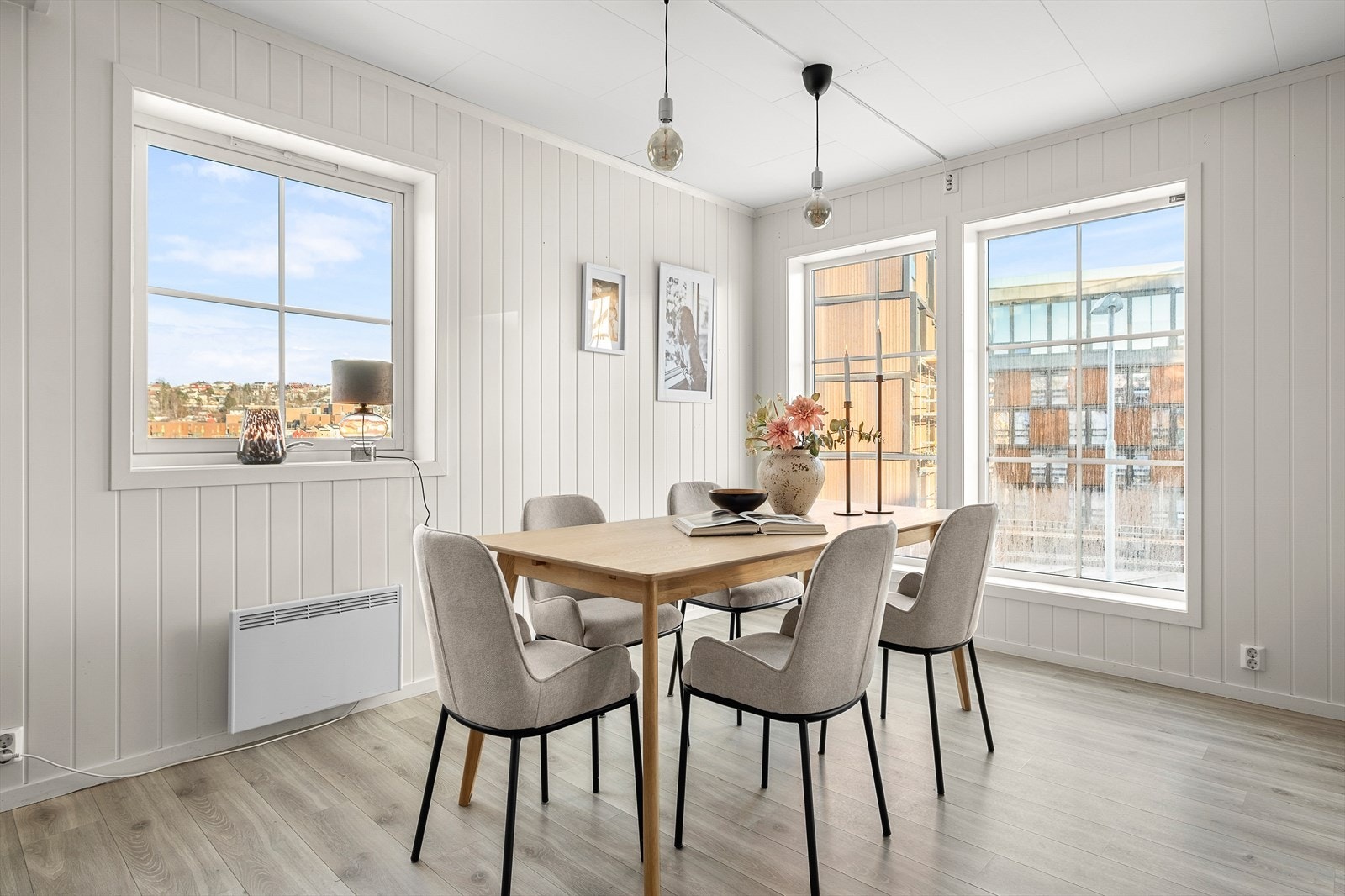 Her byr den delte løsningen på en praktisk spisestue i hjørnet, hvor du får rikelig med plass til middagsgjester. Galleribilde