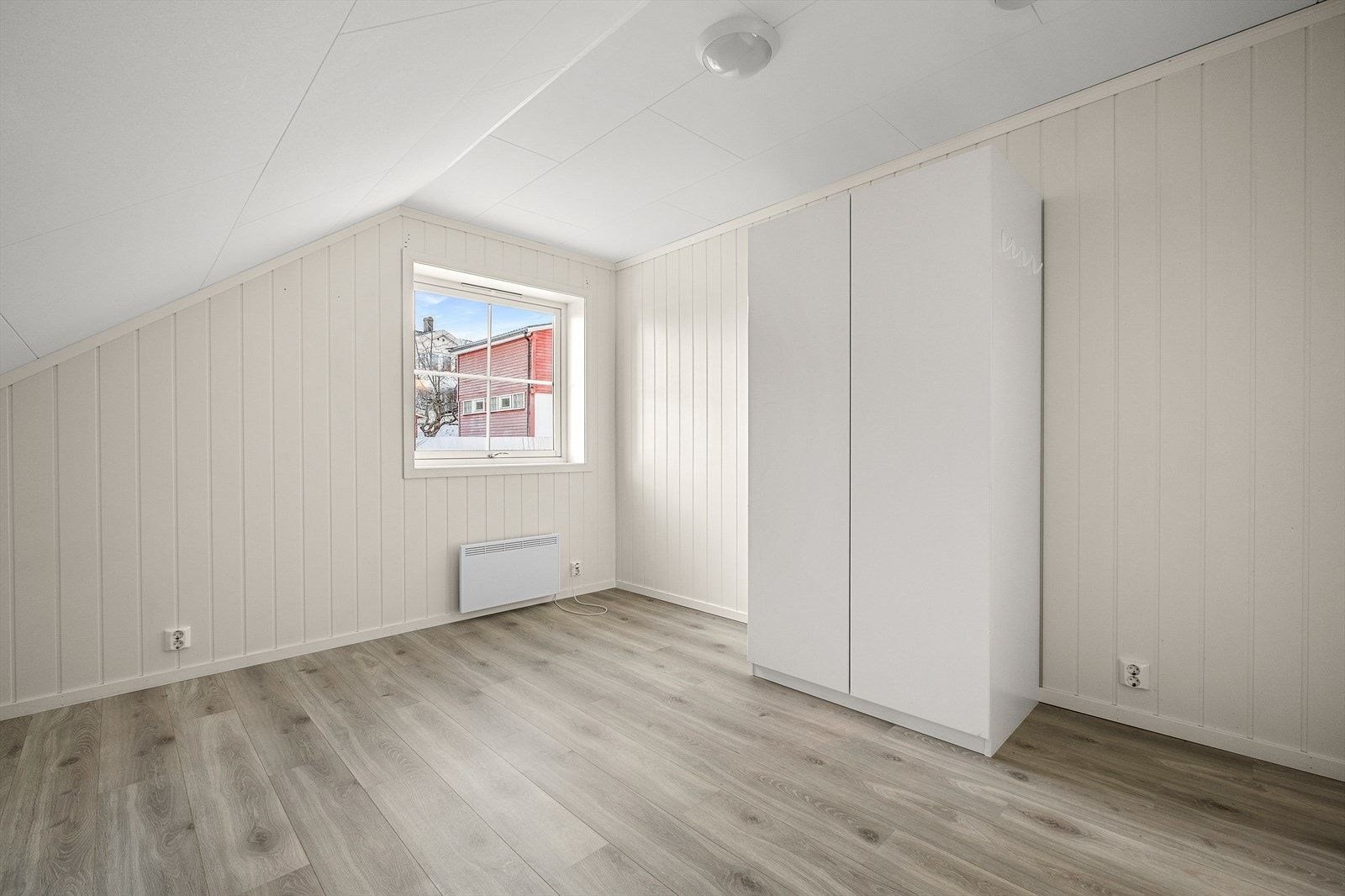 Du får gode møbleringsmuligheter med både seng, praktiske garderobeløsninger og kontorpult. Galleribilde