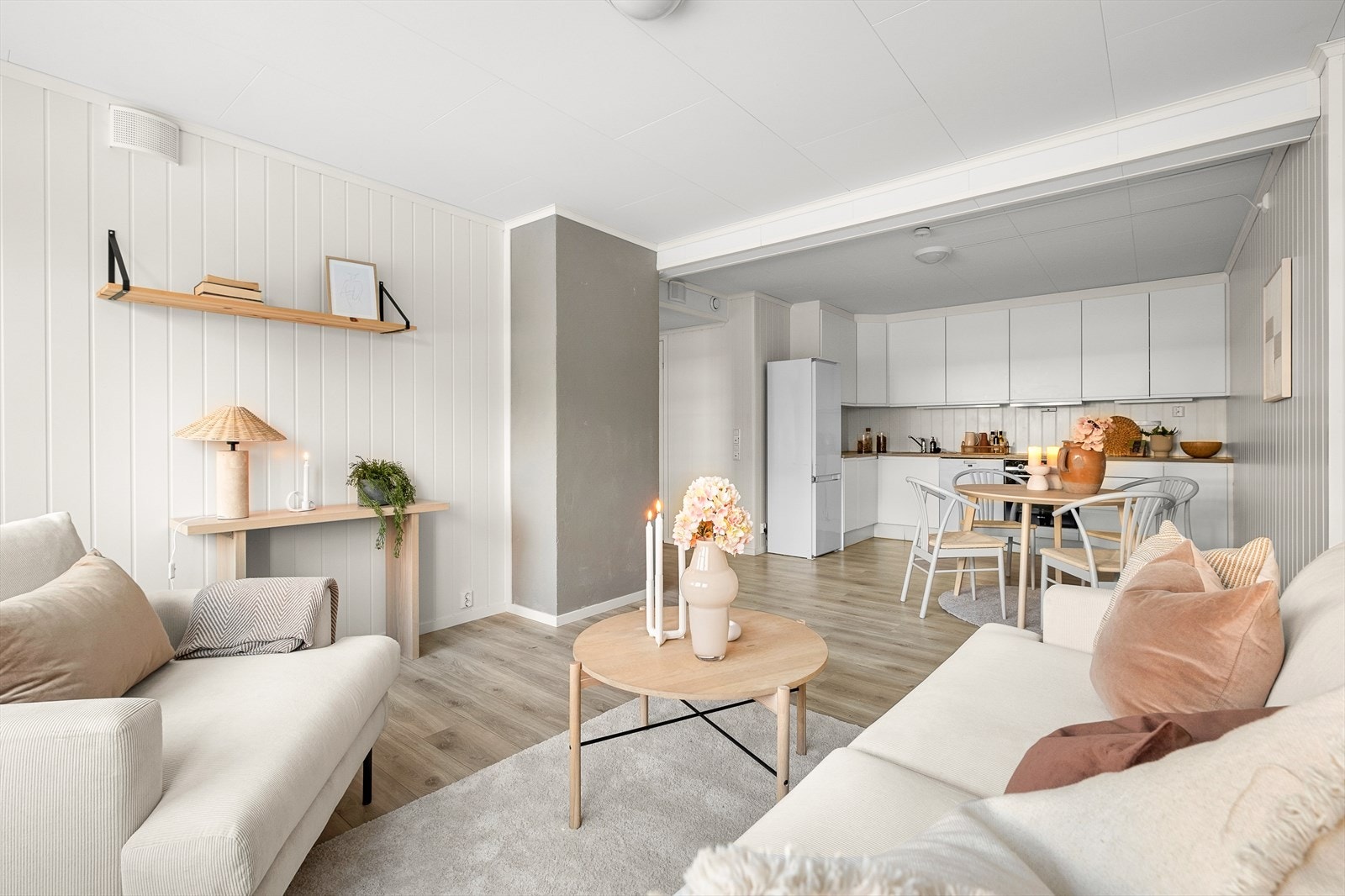 Her får du en åpen løsning mellom stue- og kjøkken på 29kvm. Galleribilde