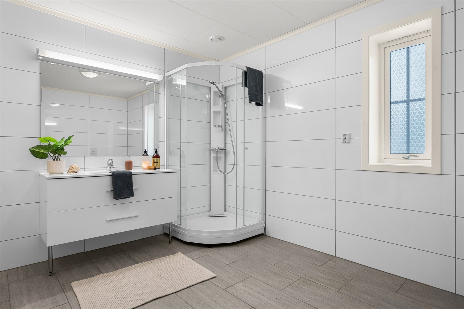 Badet er også av god størrelse i 1. etasje og er på 12kvm Galleribilde