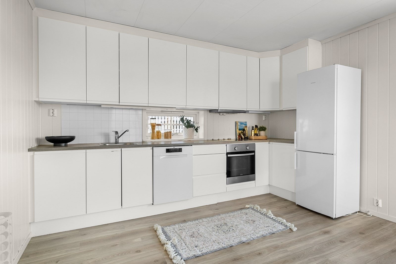 Kjøkkenet har godt med oppbevaringsplass i både over- og underskap. Det er integrert oppvaskmaskin, platetopp, stekeovn og ventilator. Galleribilde