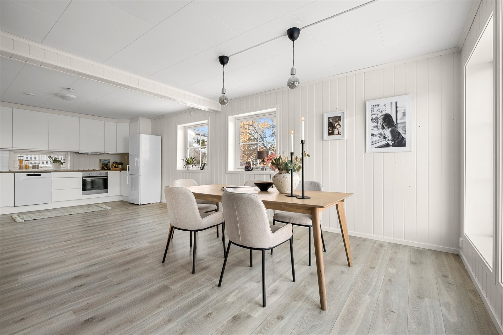 Boligen byr på flotte vindusflater som bidrar til rikelig med naturlig belysning. Galleribilde