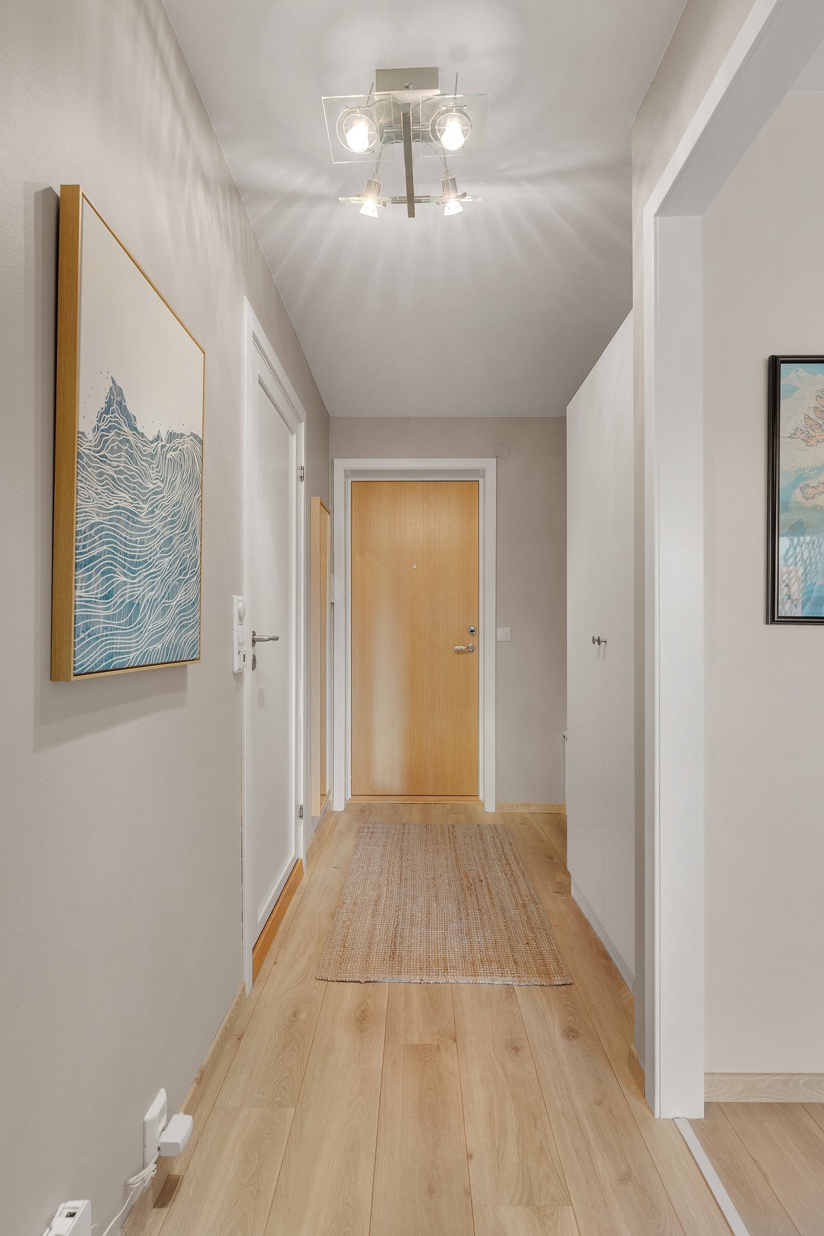 Innbydende entré med god plass til ytterligere oppbevaringsløsninger Galleribilde