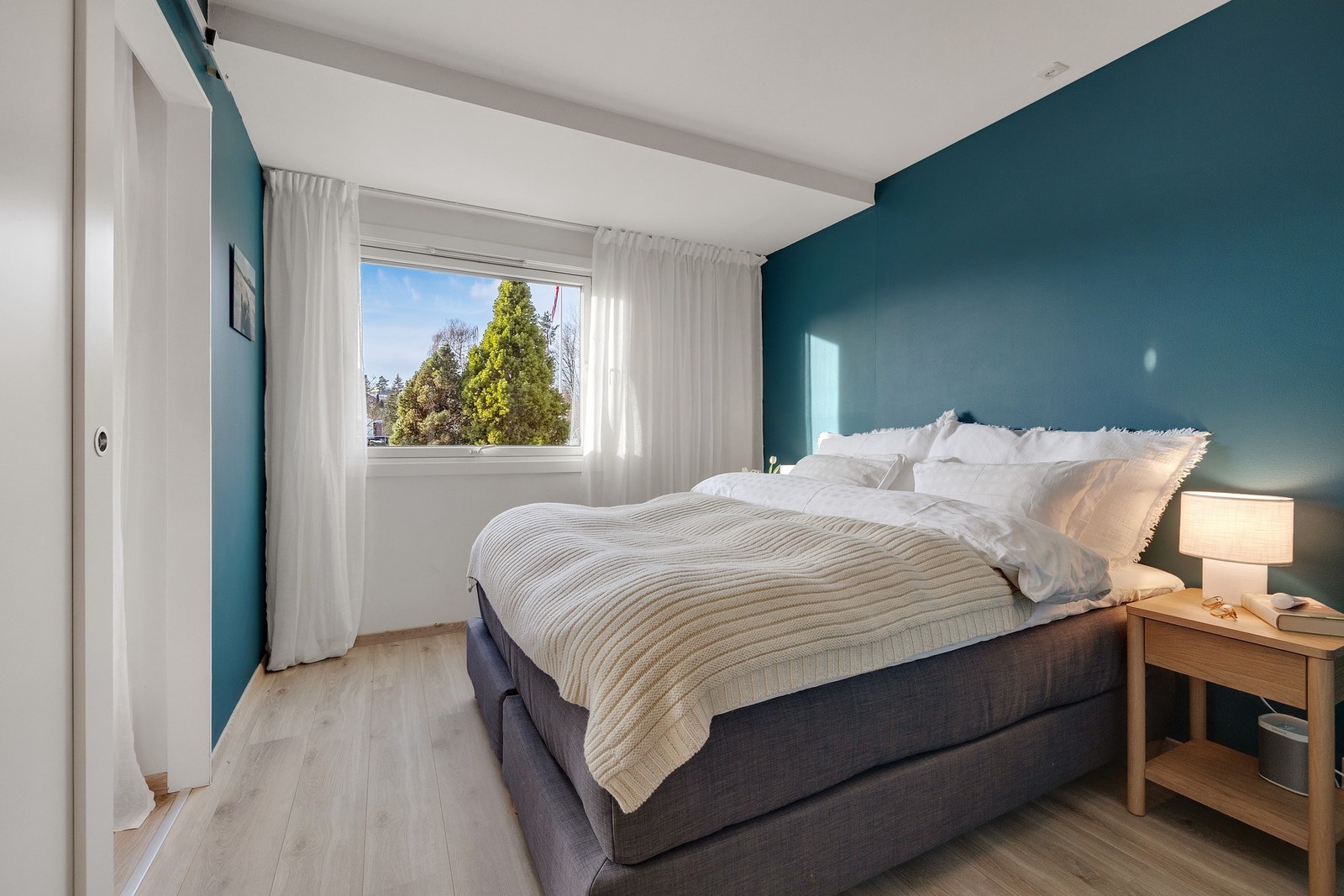 Soverommet er av god størrelse med plass til stor dobbeltseng og tilhørende nattbord Galleribilde