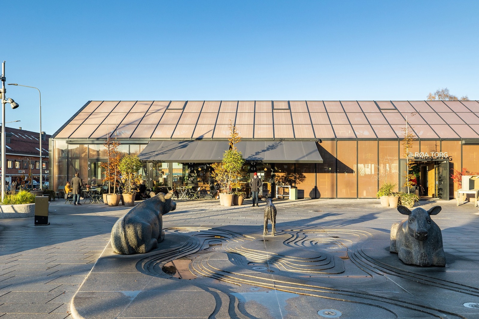 Røa Torg, med bredt utvalg av butikker, servering og vinmonopol Galleribilde