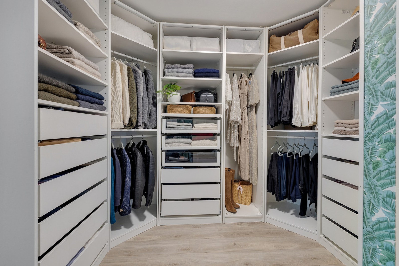 Her er det god plass til oppbevaringsløsninger og/ eller hjemmekontor - alt etter ønske og behov Galleribilde