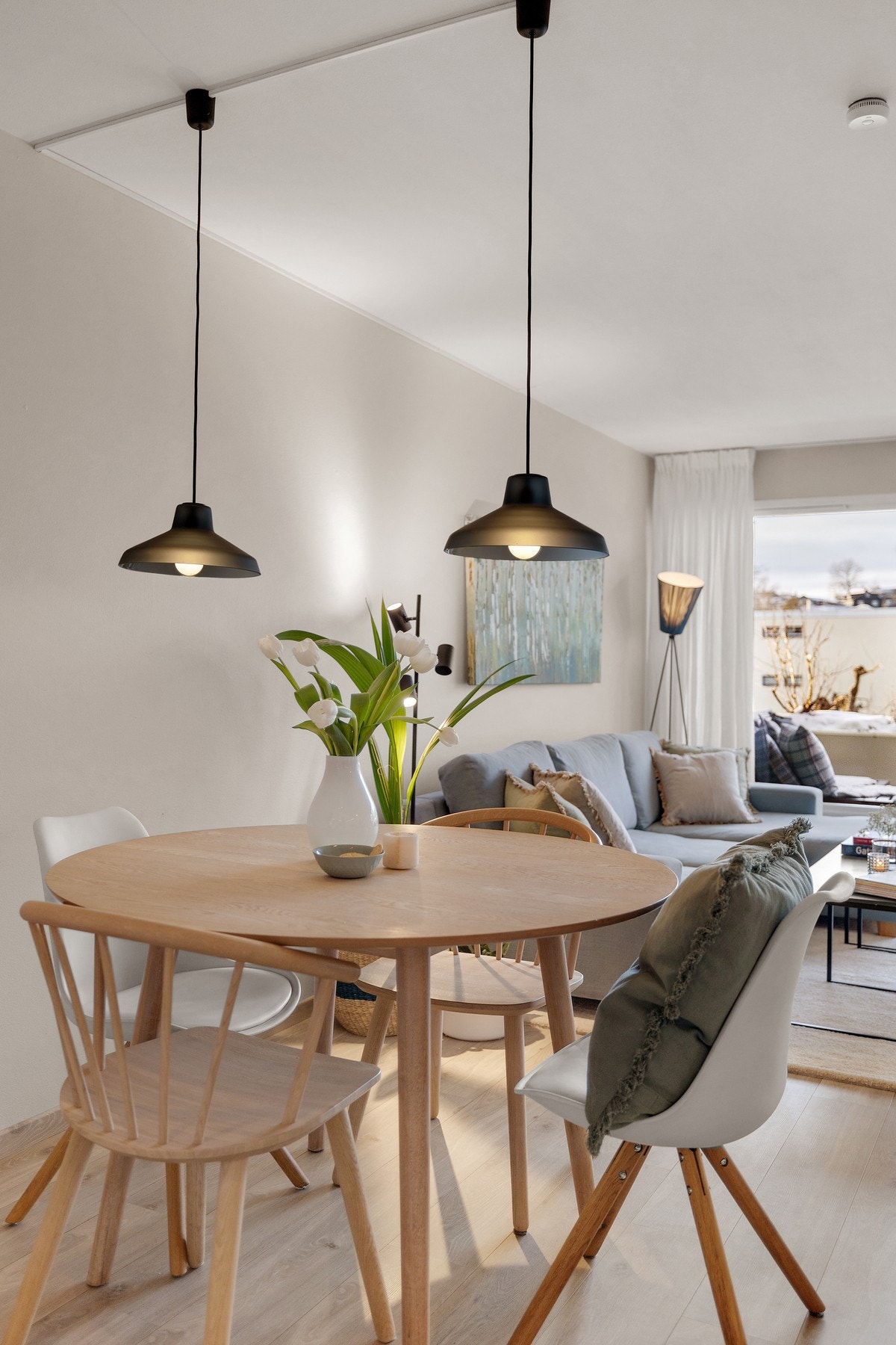 Den store stuen gir mange muligheter for møblering Galleribilde