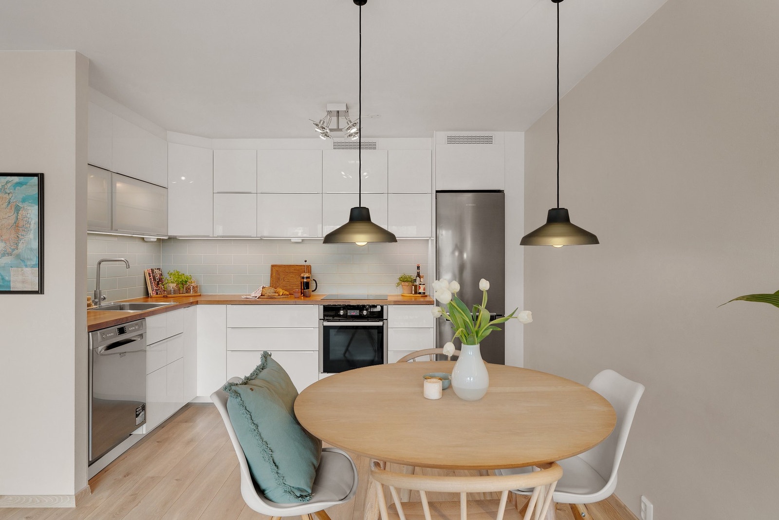 IKEA-kjøkken fra 2014 som har rikelig med skap- og benkeplass Galleribilde