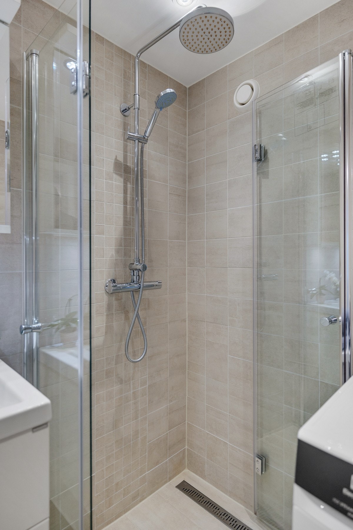 Elektriske varmekabler i gulvet og herlig regnfallsdusj Galleribilde