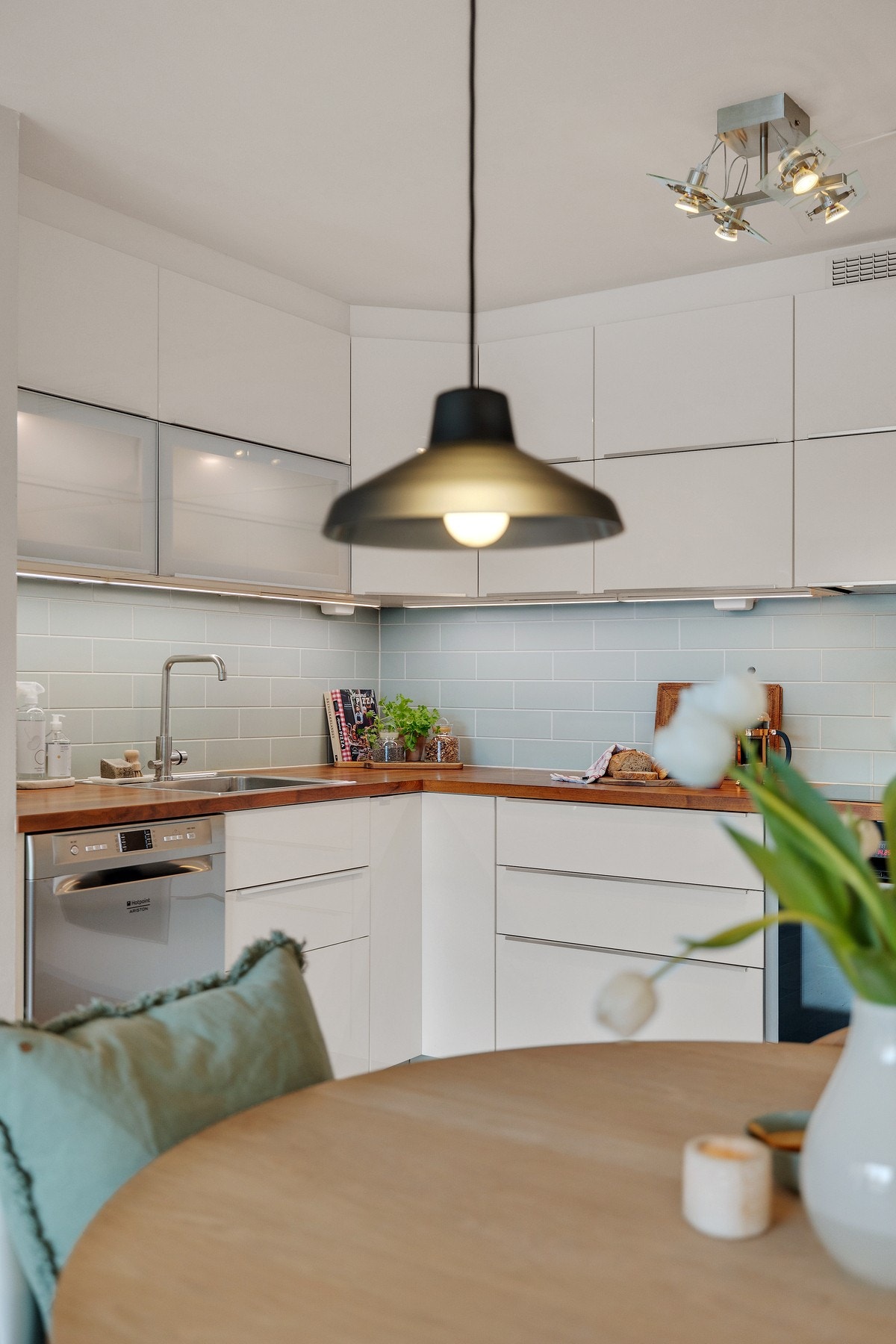 Stilrent kjøkken med delikate fliser over kjøkkenbenk Galleribilde