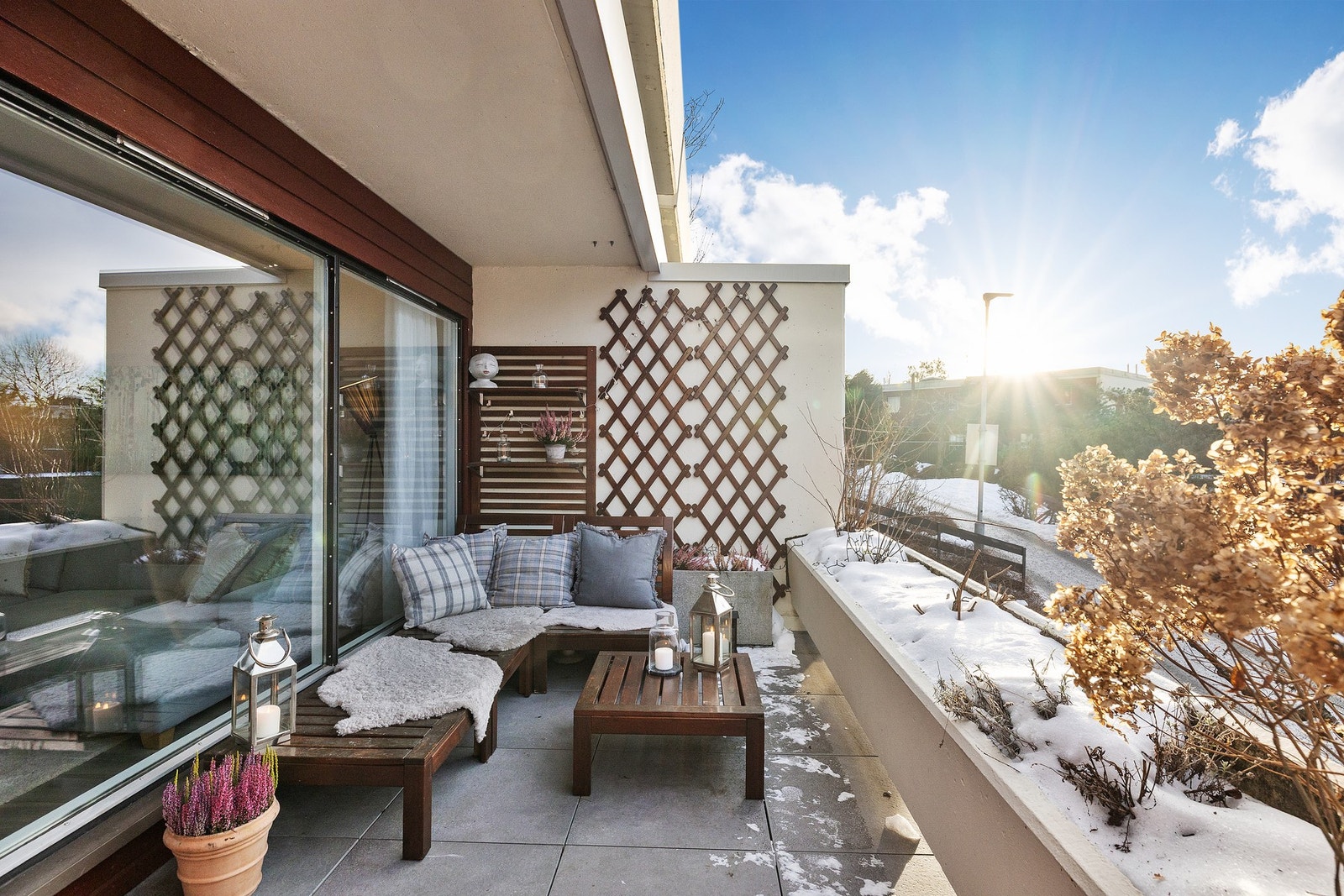 Her er det god plass til ønsket utemøblement og grill Galleribilde