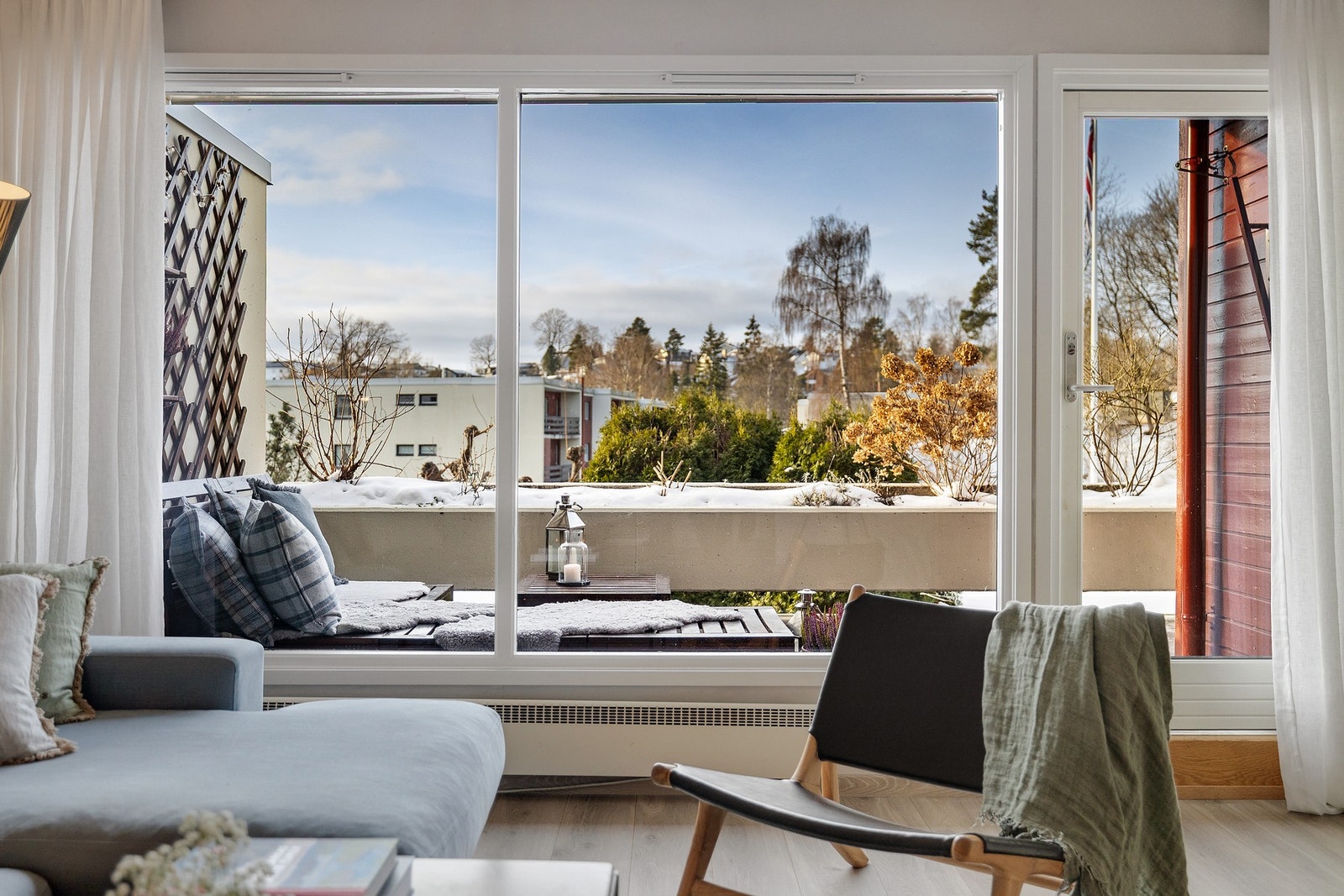 Store vinduer slipper inn rikelig med naturlig lys Galleribilde