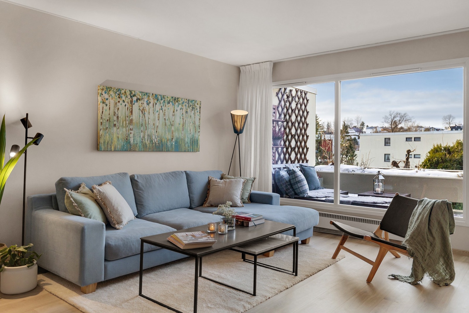 Boligen har en meget god intern beliggenhet, med åpent utsyn og gode solforhold Galleribilde