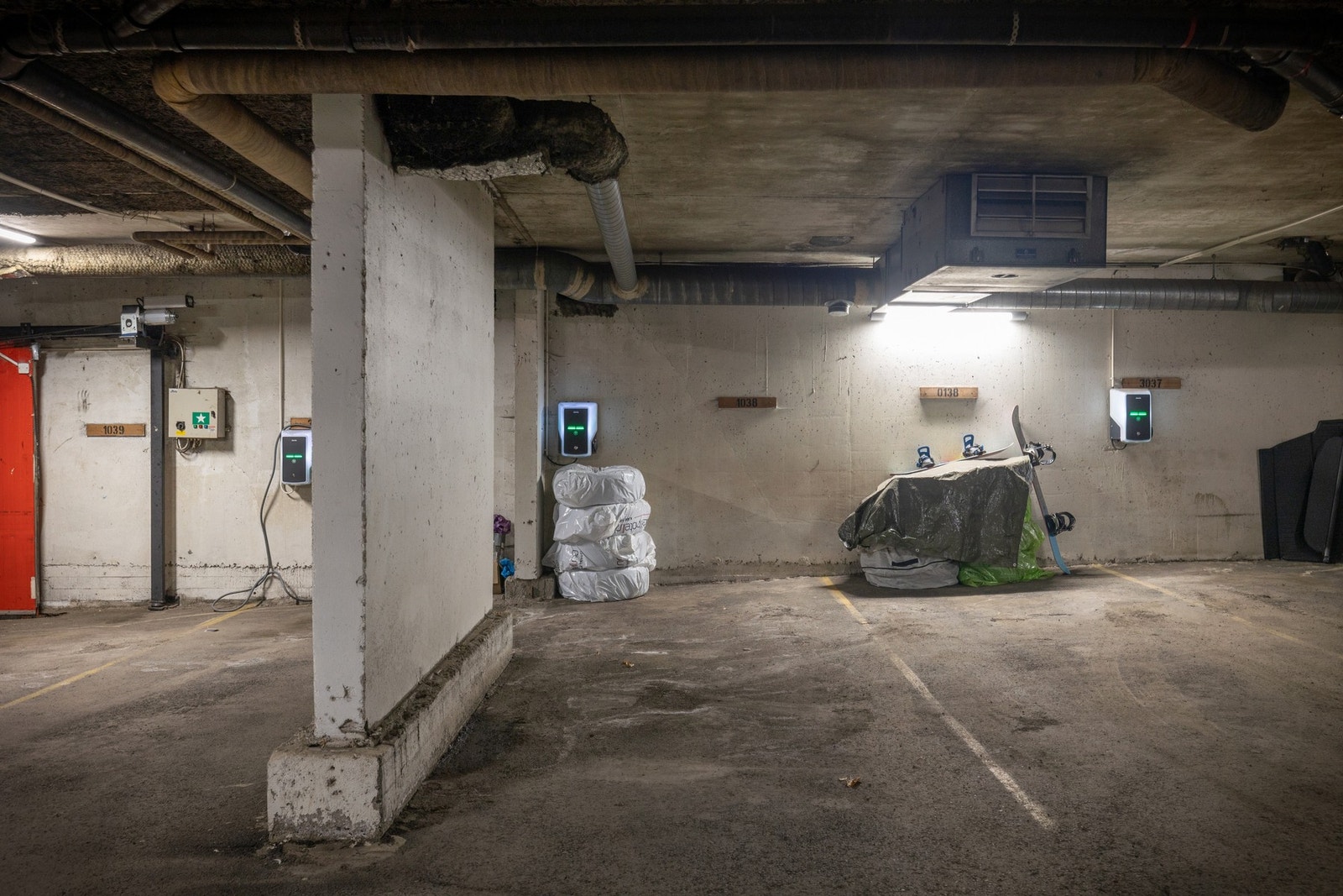 Boligen disponerer en parkeringsplass med lader i felles garasjeanlegg Galleribilde