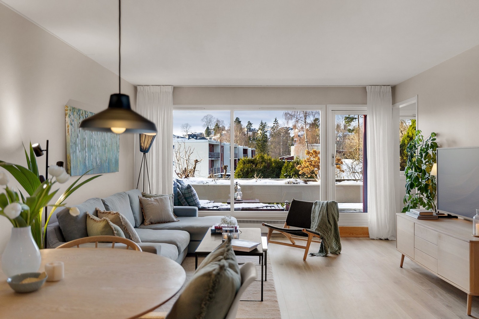 Stuen er malt i lyse, delikate farger som gir en lun atmosfære Galleribilde