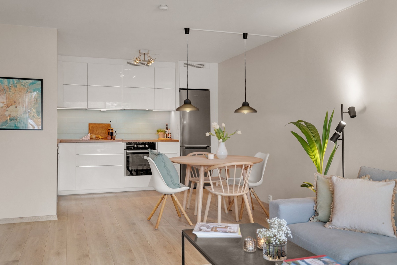 Her er det god plass til stort spisebord Galleribilde