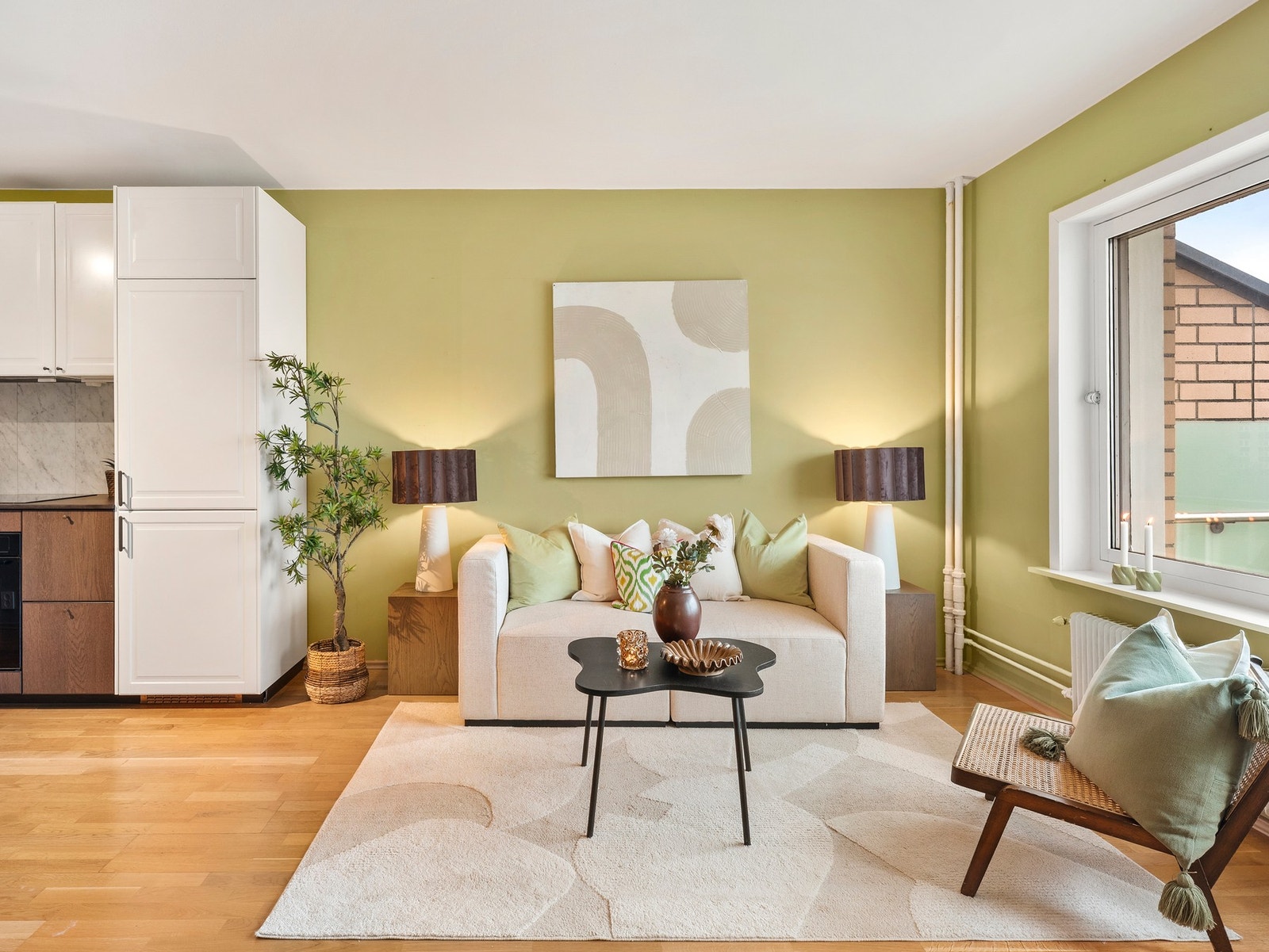 Romslig stue med god planløsning som gjør det enkelt å møblere Galleribilde