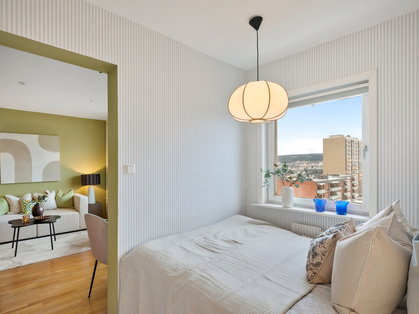 Store vindusflater gir godt med lysinnslipp og skaper en luftig romfølelse Galleribilde