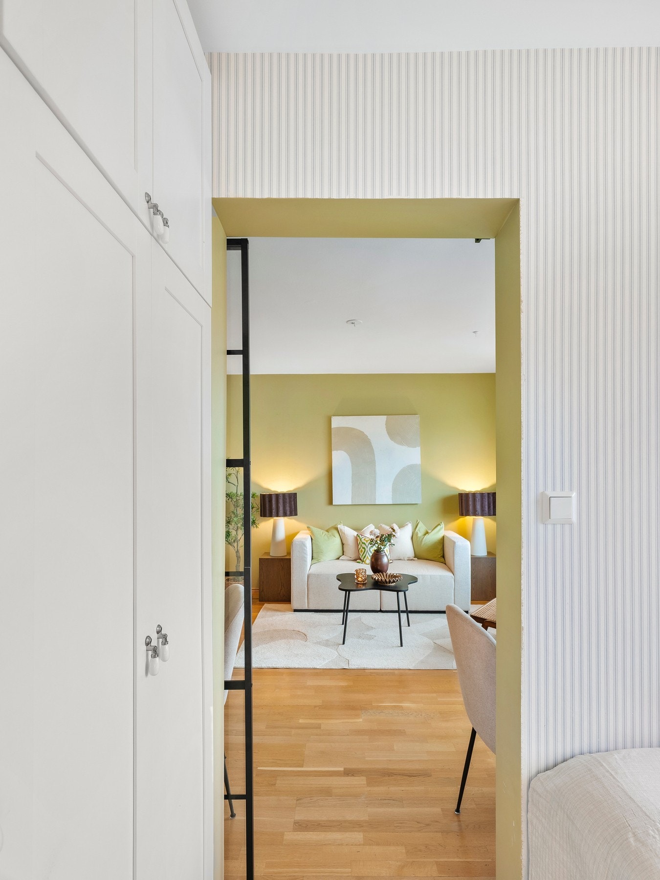 Moderne skyvedørsløsning som gir en god romfølelse og fleksibel avdeling mellom stue og soverom Galleribilde