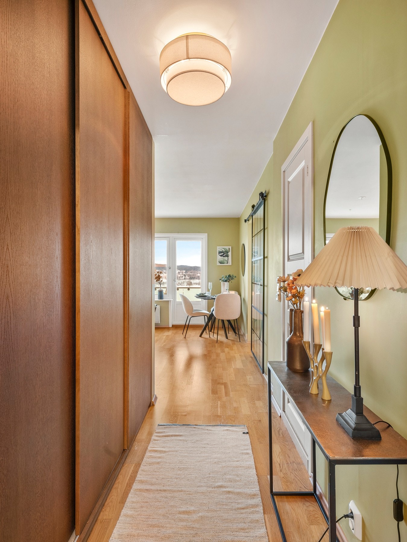 Plassbesparende skyvedørsgarderobe med god oppbevaringskapasitet Galleribilde