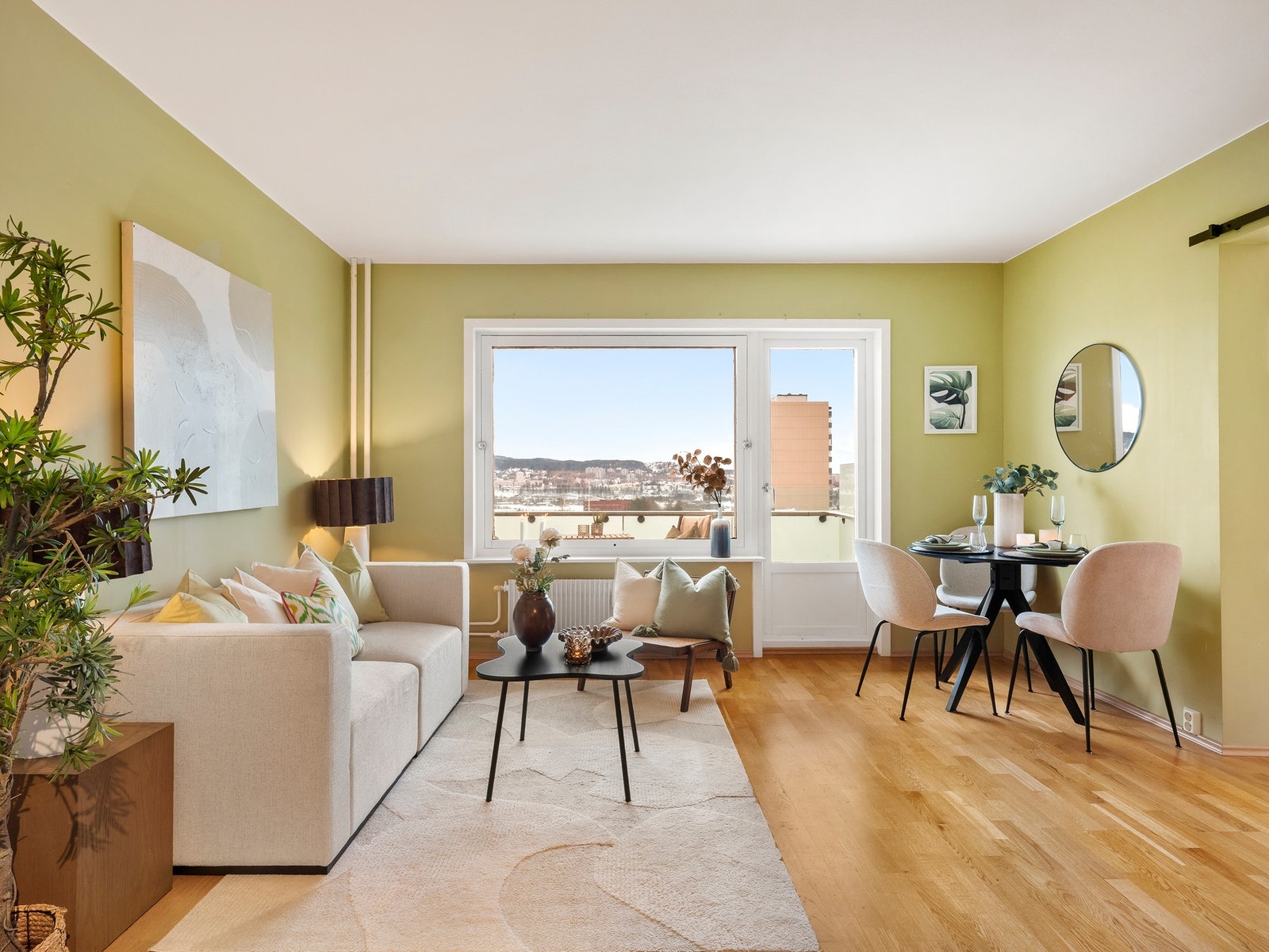 Leiligheten er overflateopusset med malte overflater, kjøkken og stilrent baderom Galleribilde