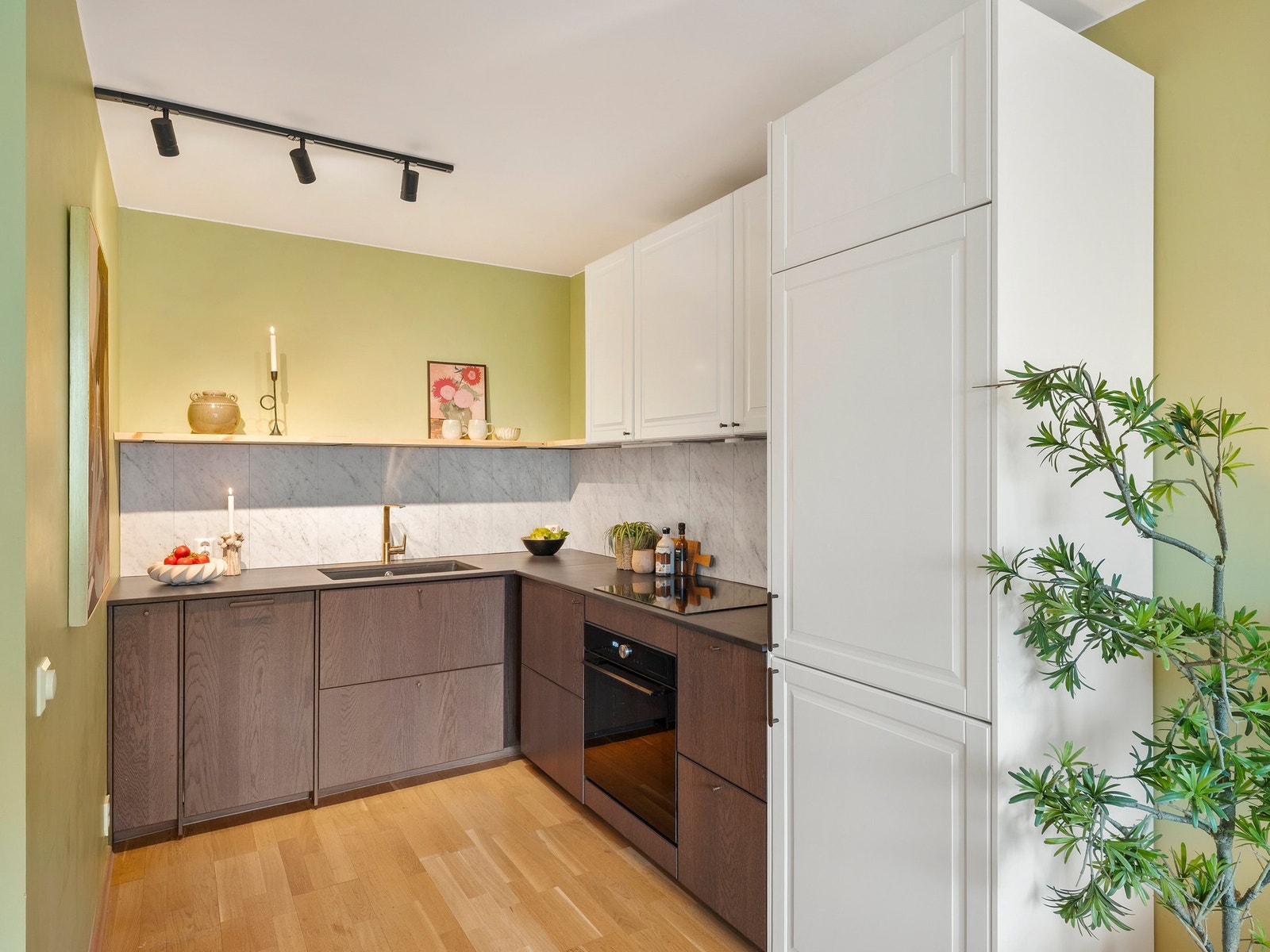 Stilrent og funksjonelt kjøkken med integrerte hvitevarer og moderne materialvalg Galleribilde