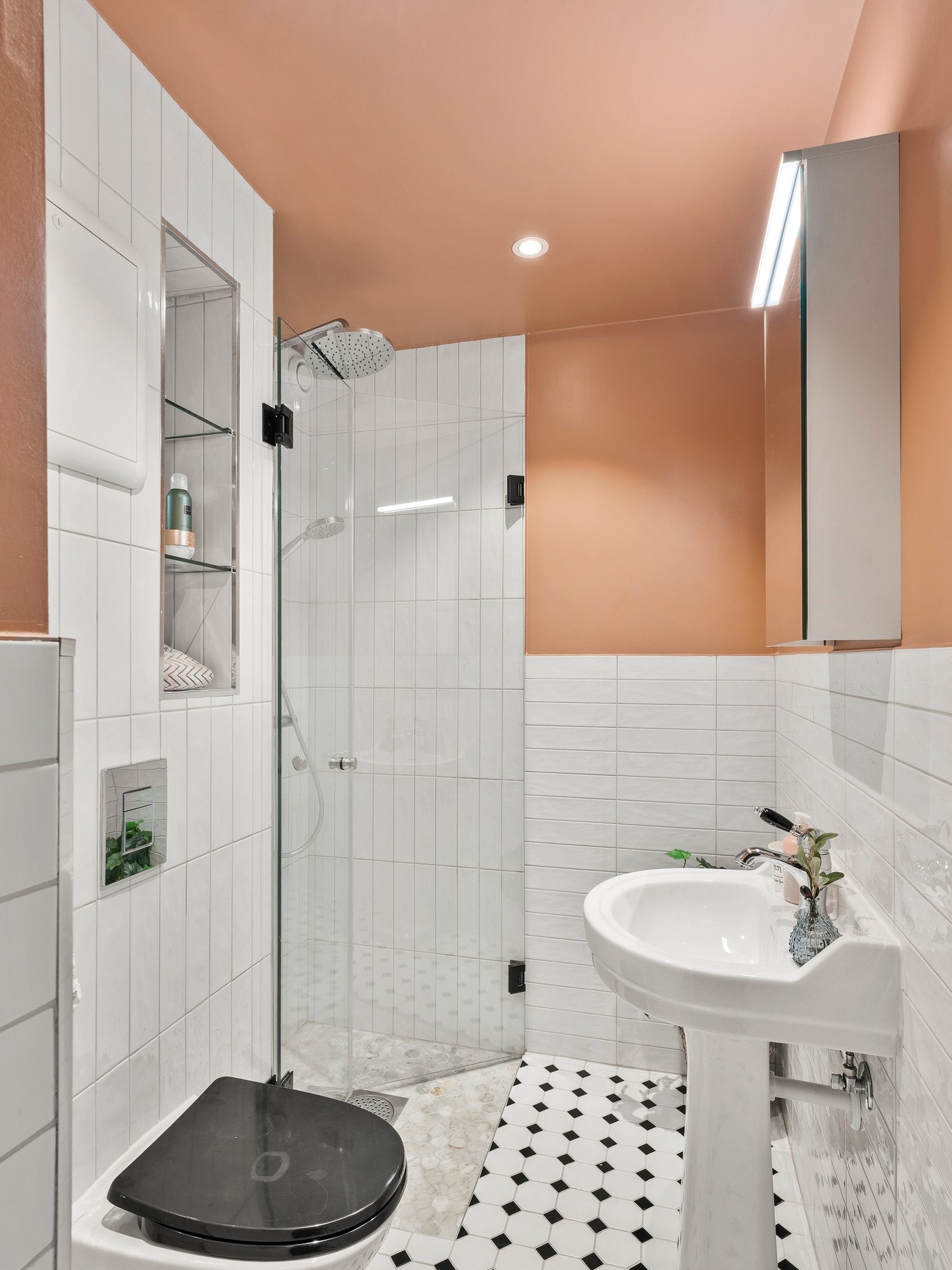 Varmekabler i gulv og spotlights i himling Galleribilde