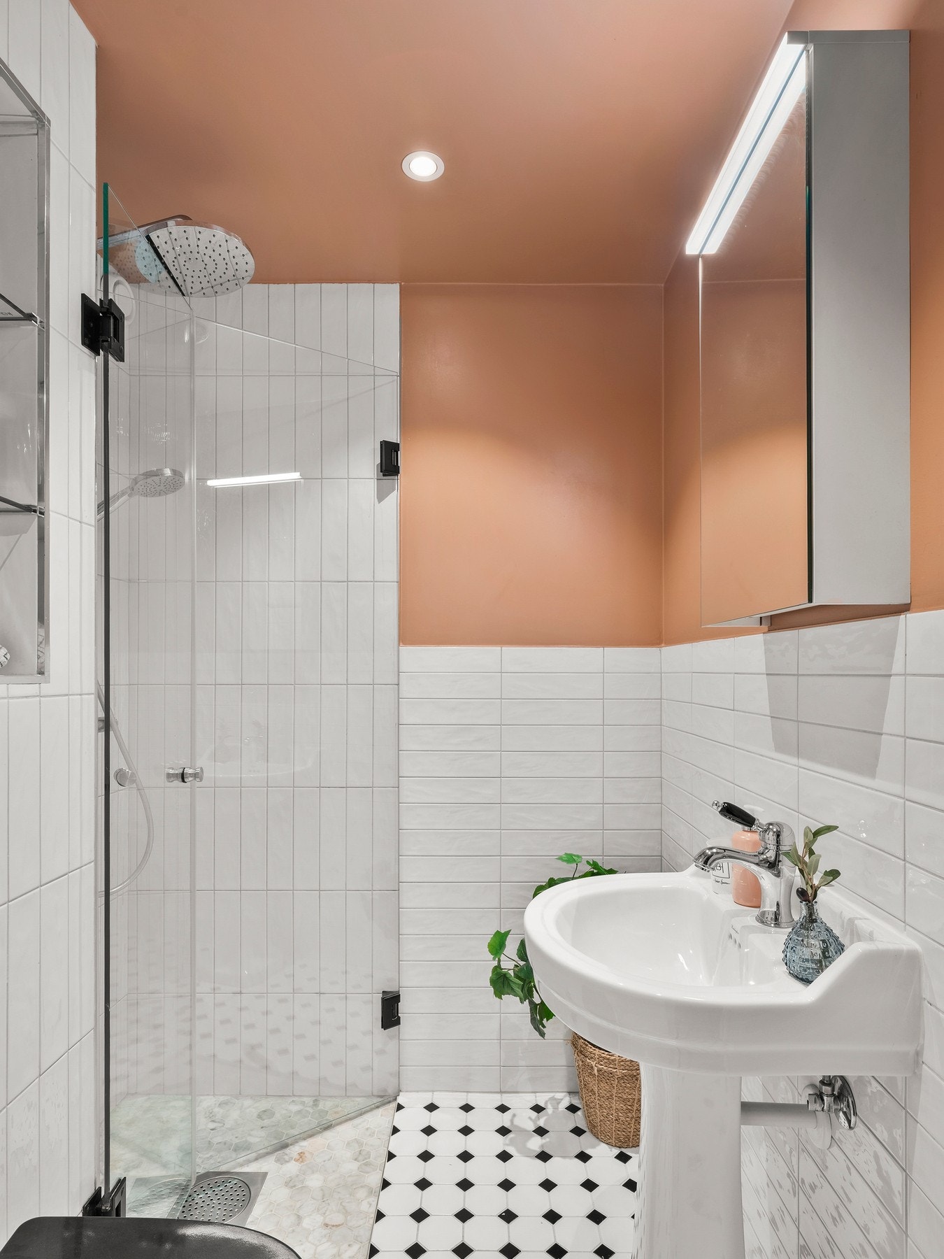 Stilig flislagt bad pusset opp i 2024 Galleribilde