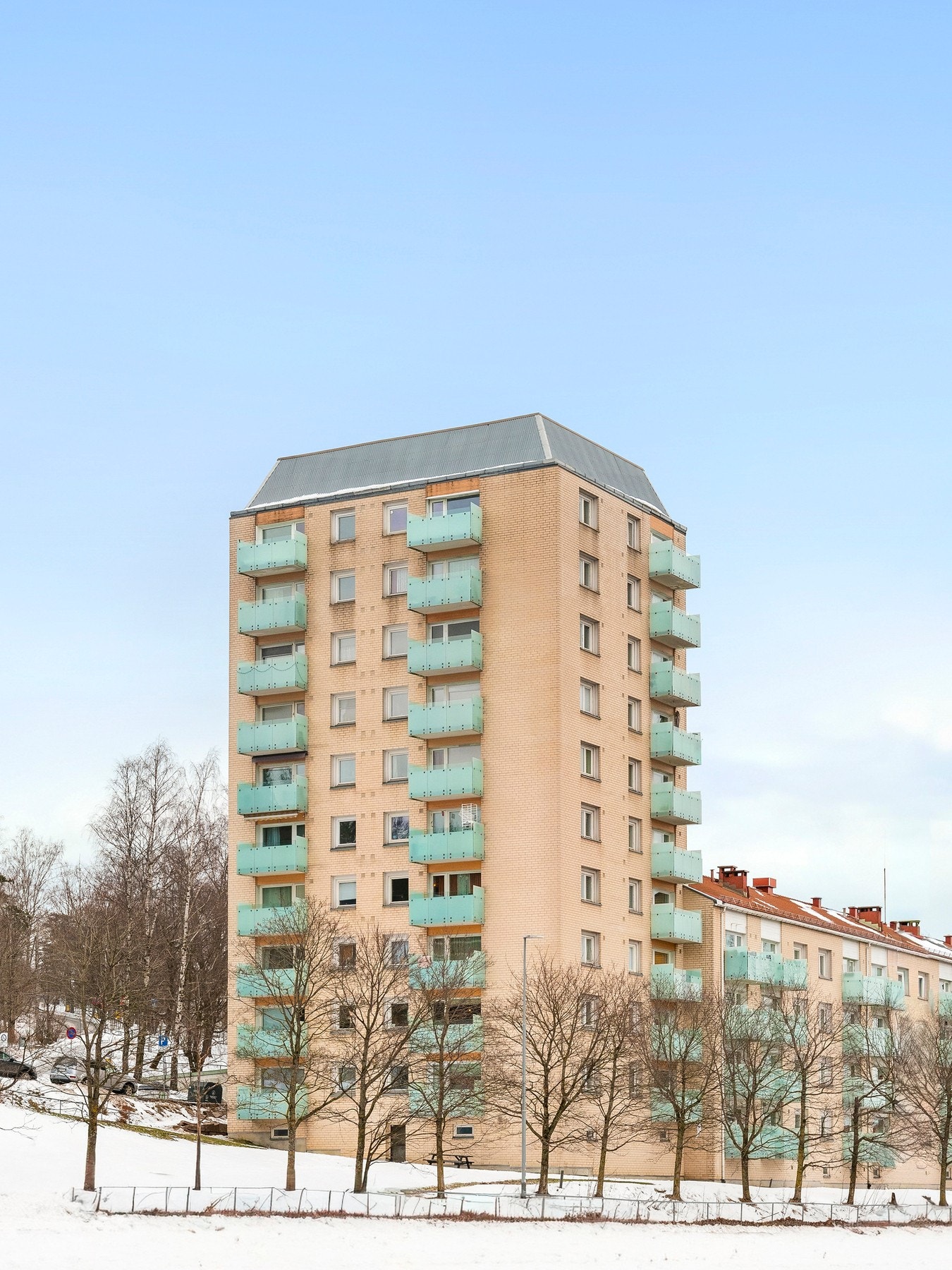 Leiligheten er beliggende i et rolig nabolag med kort avstand til en rekke fasiliteter som blant annet dagligvare og offentlig kommunikasjon. Galleribilde