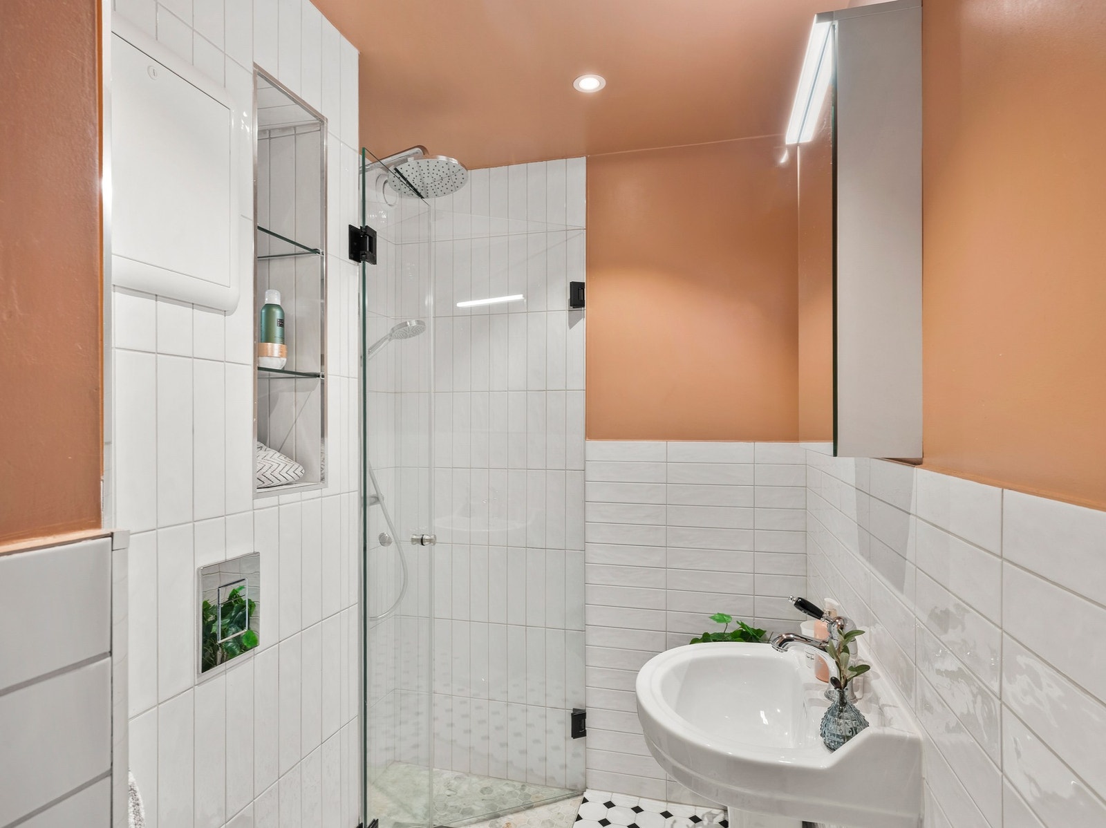 Innredningen består av servant, dusjnisje, vegghengt toalett og innfelt veggnisje Galleribilde