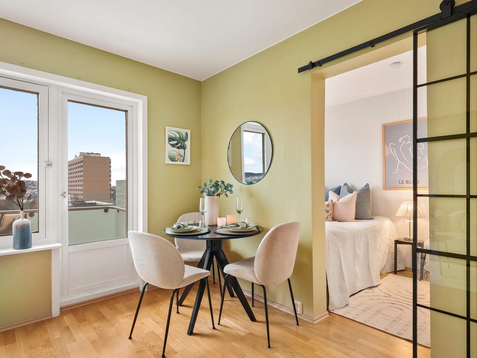 God plass til spisegruppe ved vindu med godt lysinnslipp, i tilknytning til stue og adskilt soverom med lekker skyvedør. Galleribilde