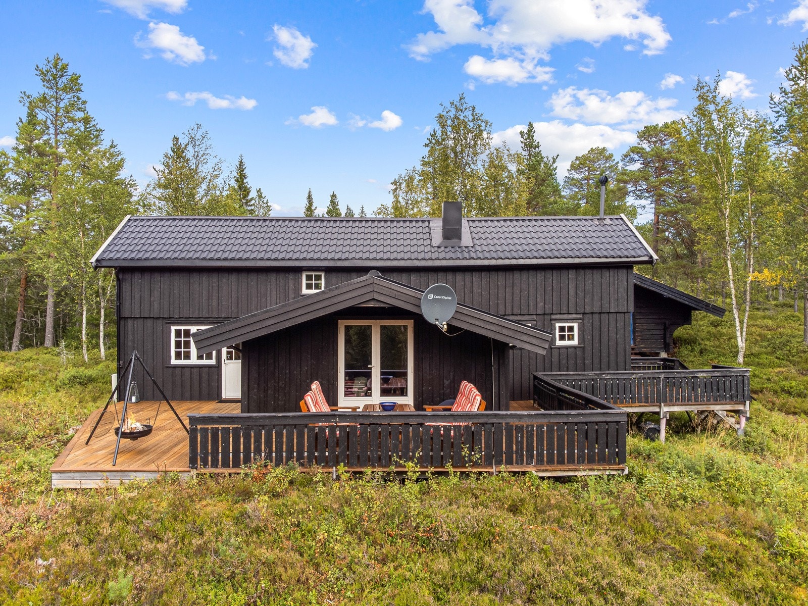 Hytte tømret og oppstue med reisverk. Badstue og uthus/anneks i laftet tømmer fra 2008. Galleribilde