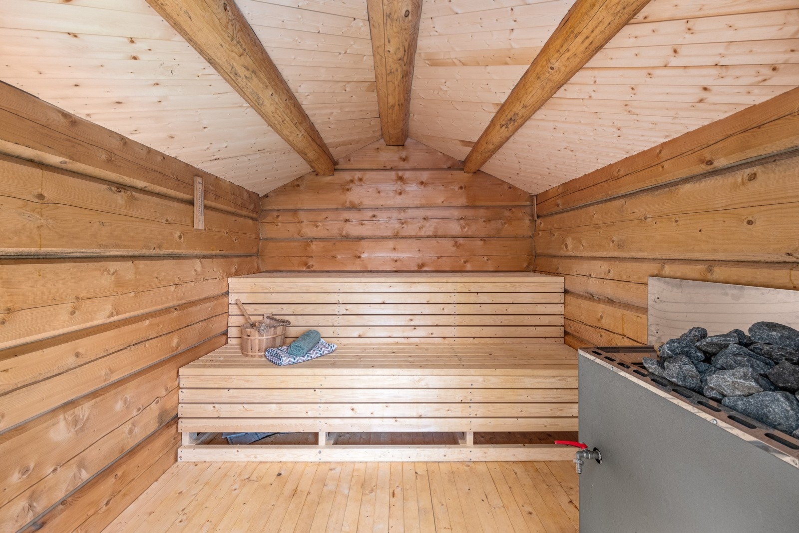 Laftet badstue med strøm og vedfyrt badstuovn. Galleribilde