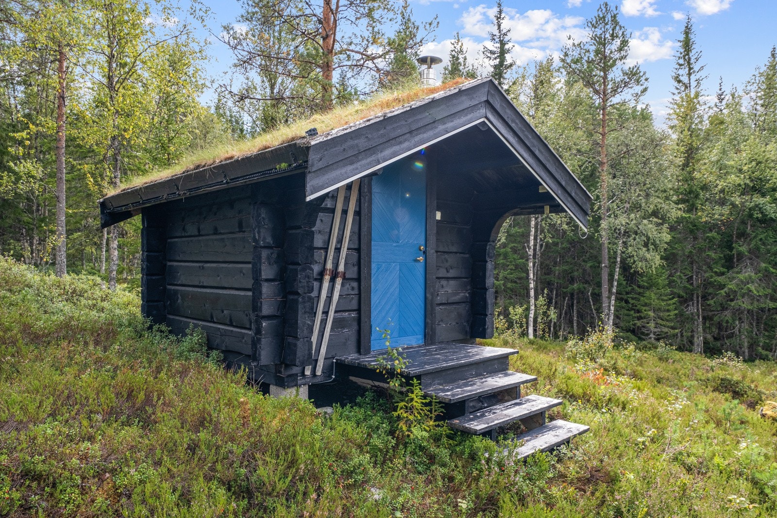 Hytte, tilbygd og betydelig renovert 2006. Badstue, uthus 2008. Galleribilde