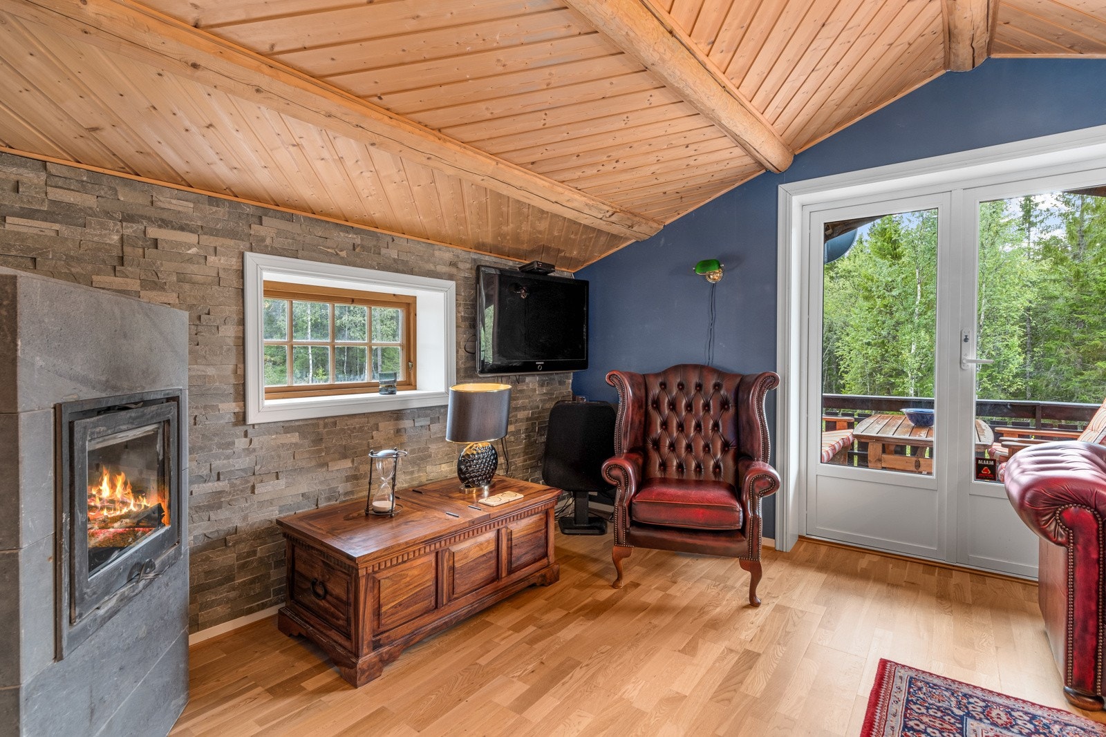 Stue med klebersteinsovn Galleribilde