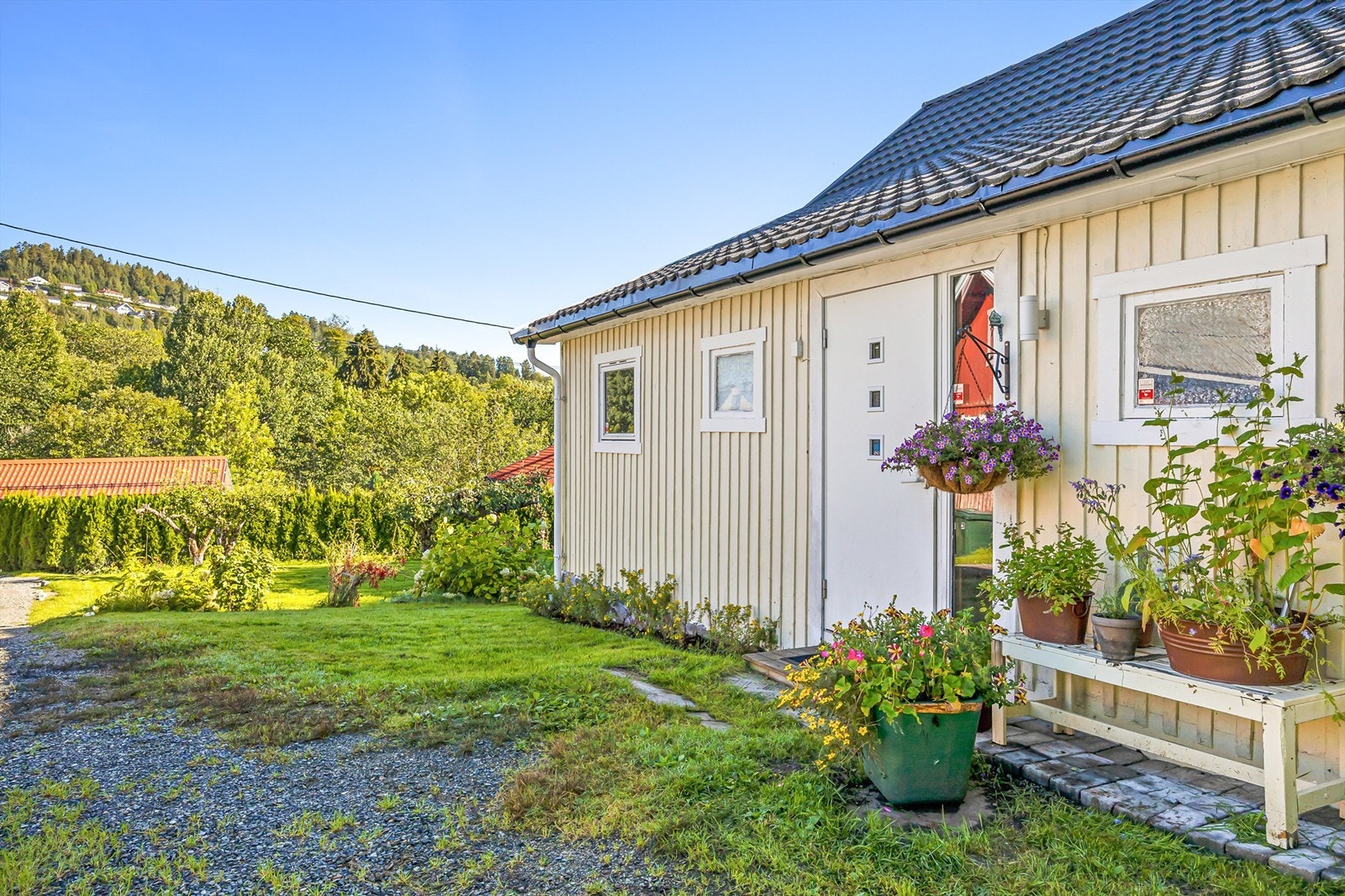 Fra gårdsplassen er det adkomst til boligens inngangsparti i 1. etasje Galleribilde