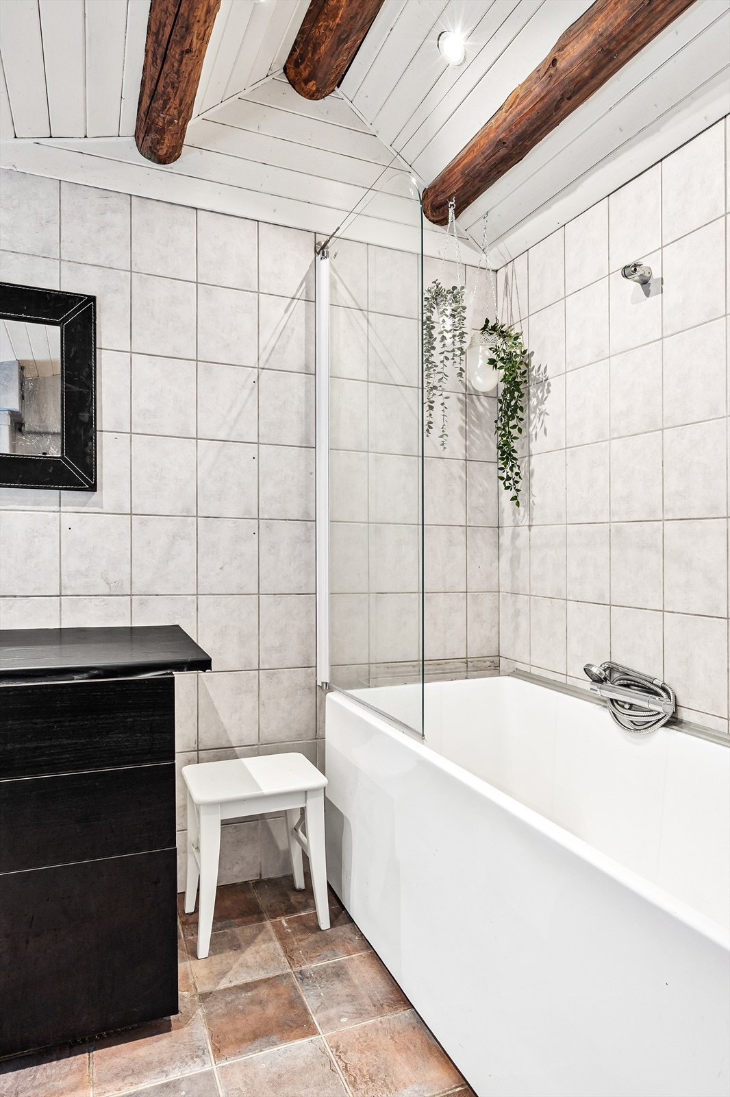 Badet har frittstående badekar med hånddusj og dusjvegg av glass Galleribilde