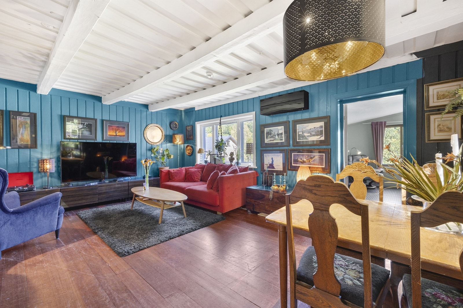 Stue med sofaområde og spiseplass Galleribilde