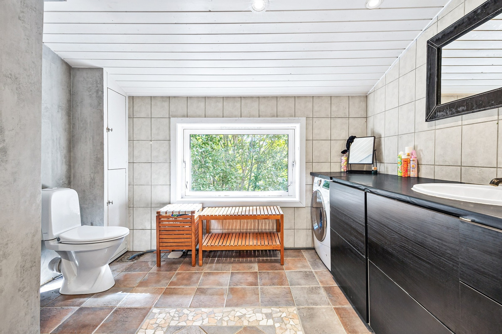 Bad fra ca. 2000 med downlights i tak og gulvvarme Galleribilde