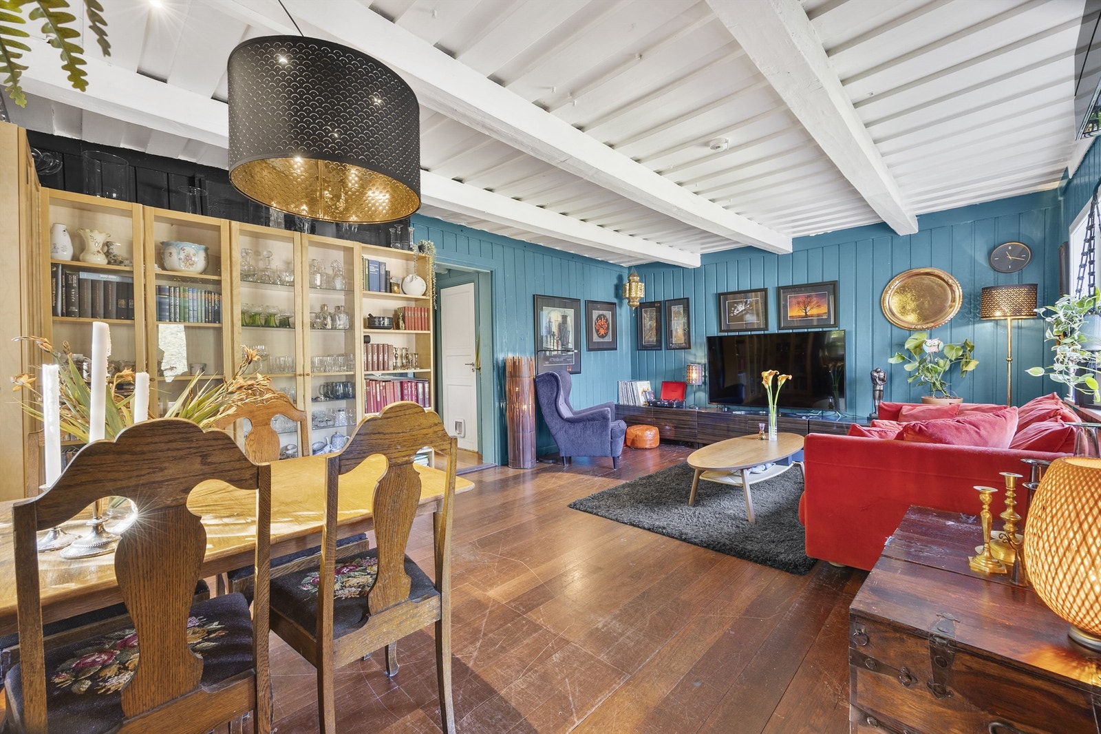 Merbau skipsplank på gulv, malt panel på vegger og malt panel med synlige takbjelker i himling Galleribilde