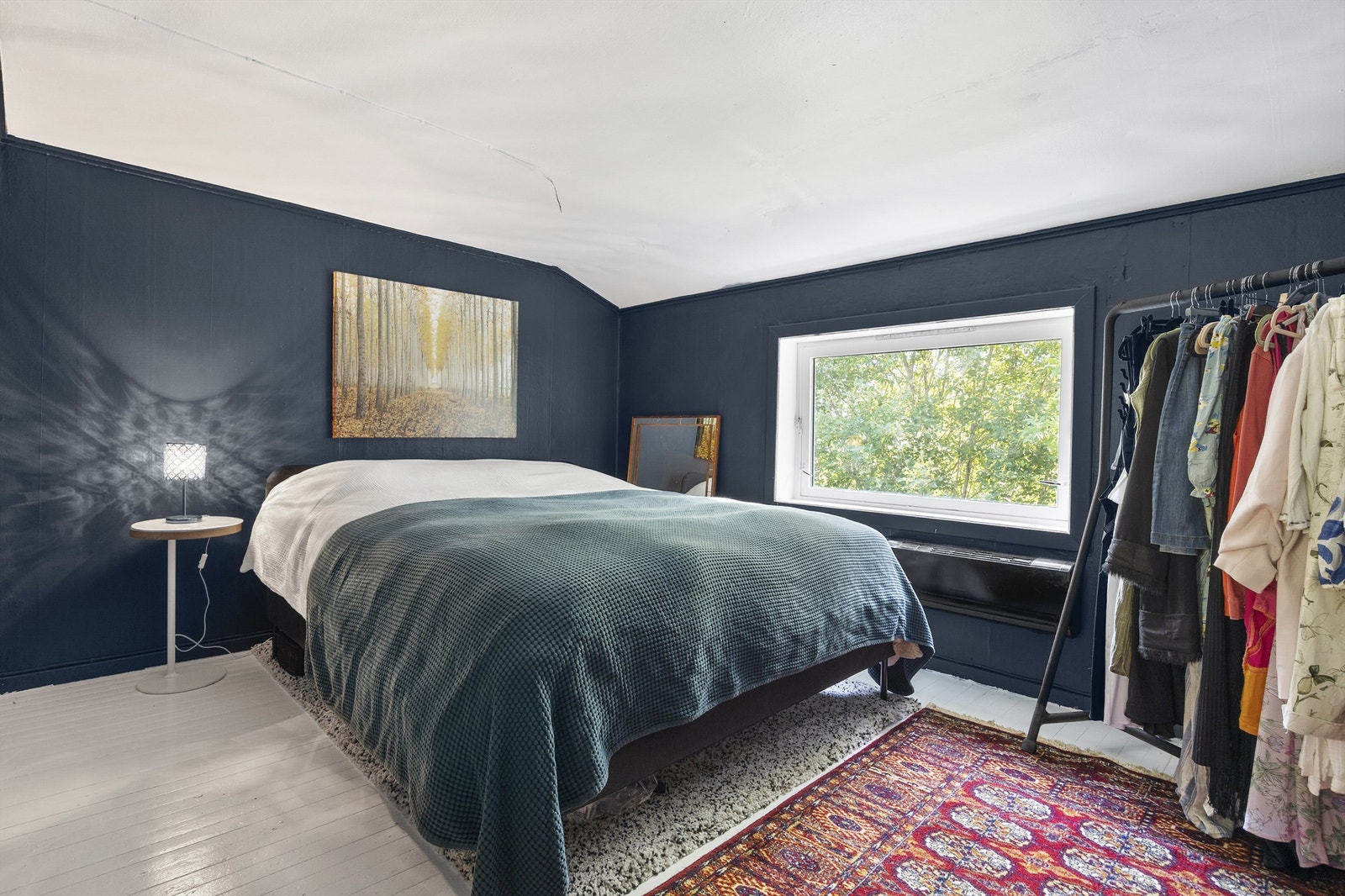 Soverom i 2. etasje med luft-til-luft varmepumpe fra ca. 2006 (utført service i 2023) Galleribilde