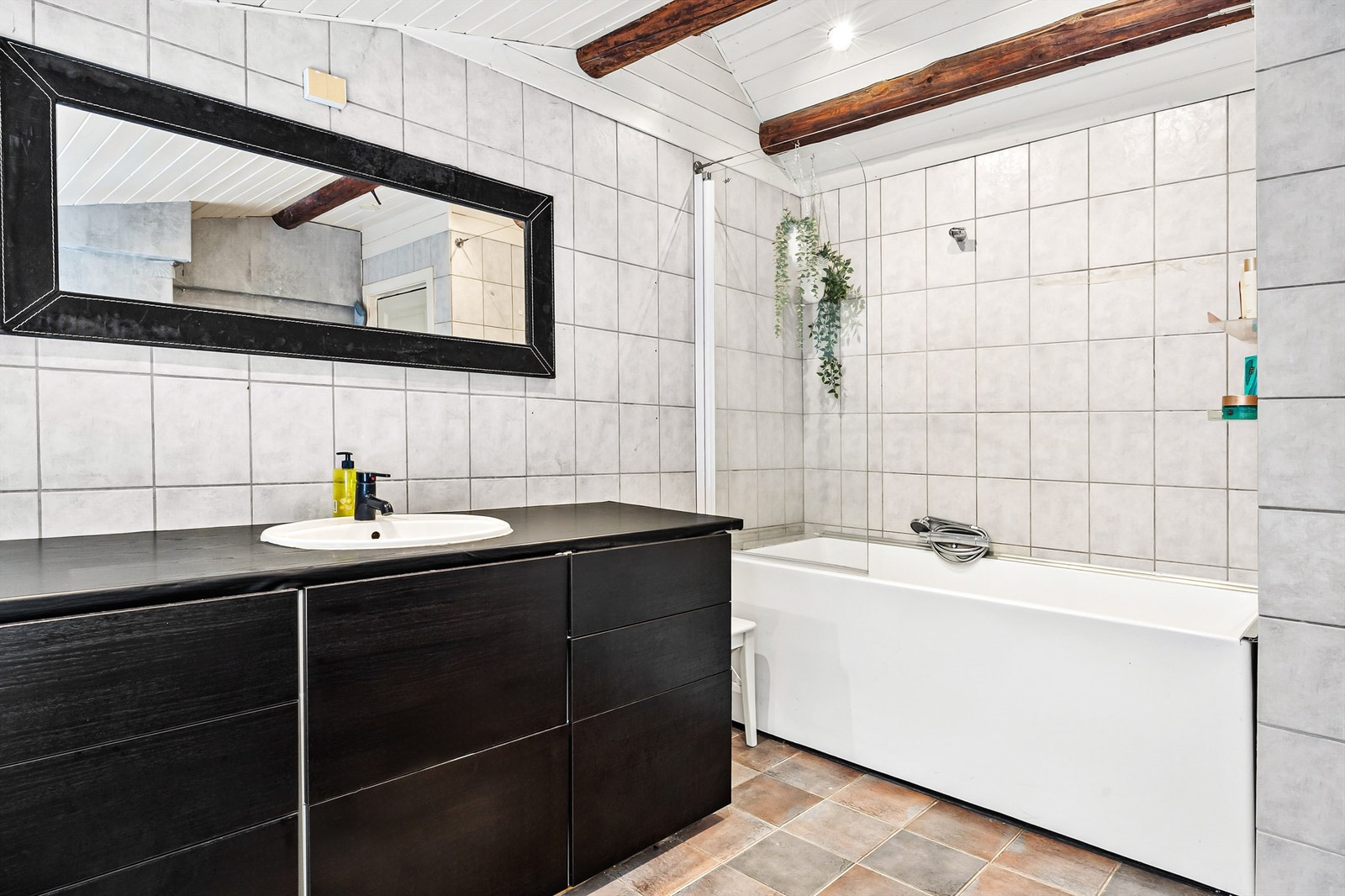 Badet har opplegg for vaskemaskin under benkeplate Galleribilde