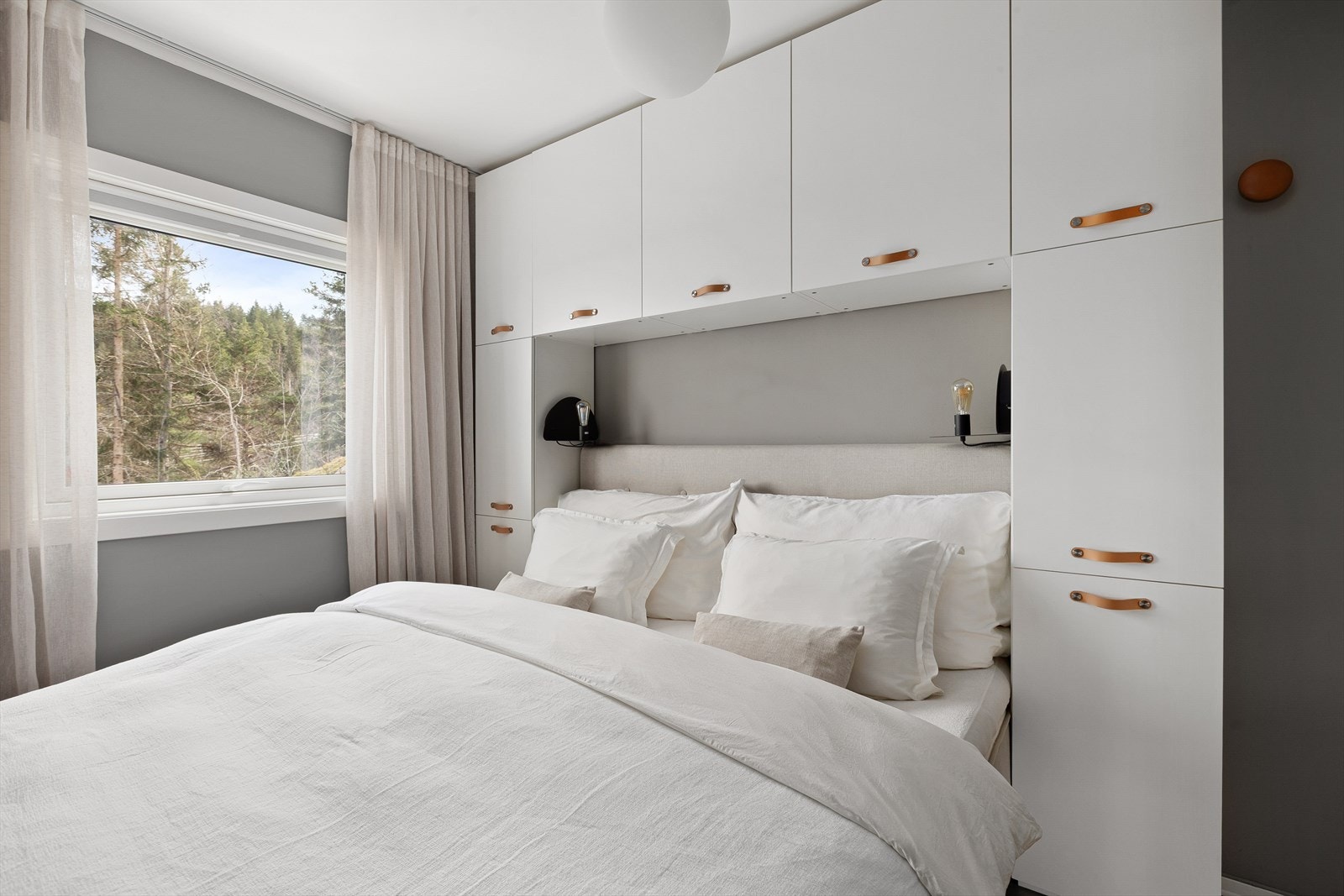 Praktisk plassbygde skap med plass for oppbevaring Galleribilde