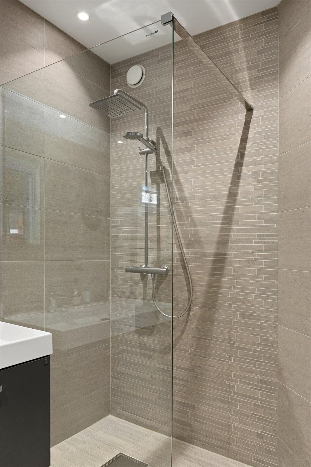 Regndusj med glassvegg Galleribilde