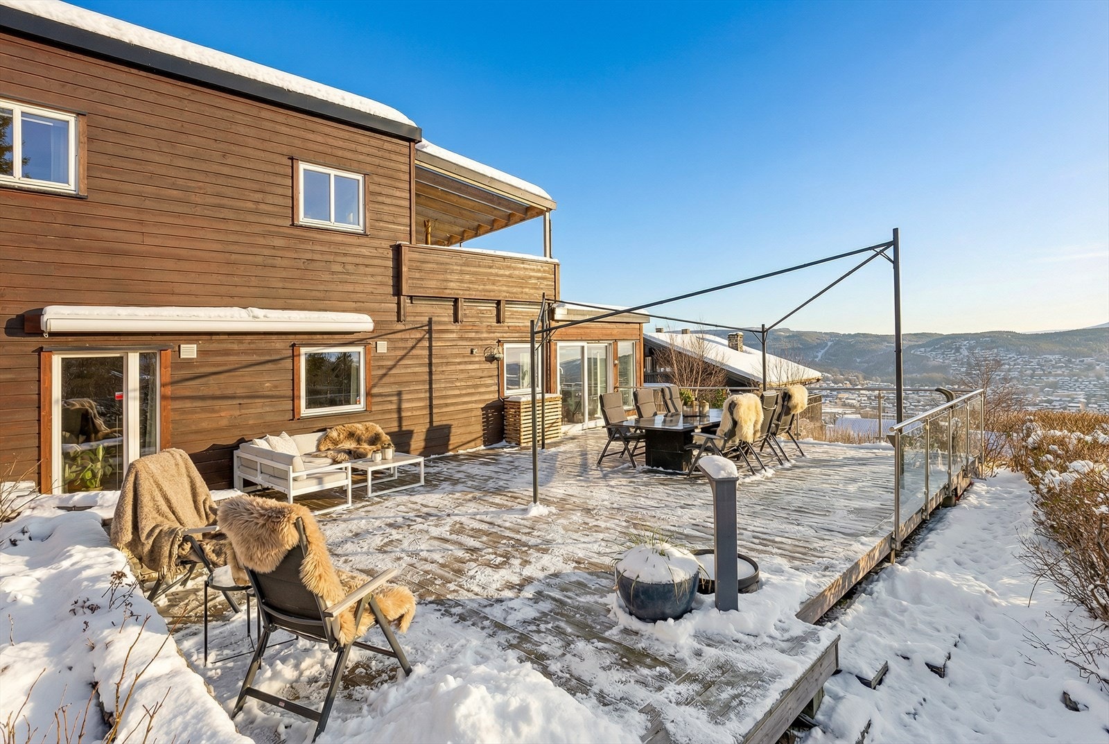 Leiligheten har stor og flott uteplass med nydelig utsikt over Drammen! Galleribilde