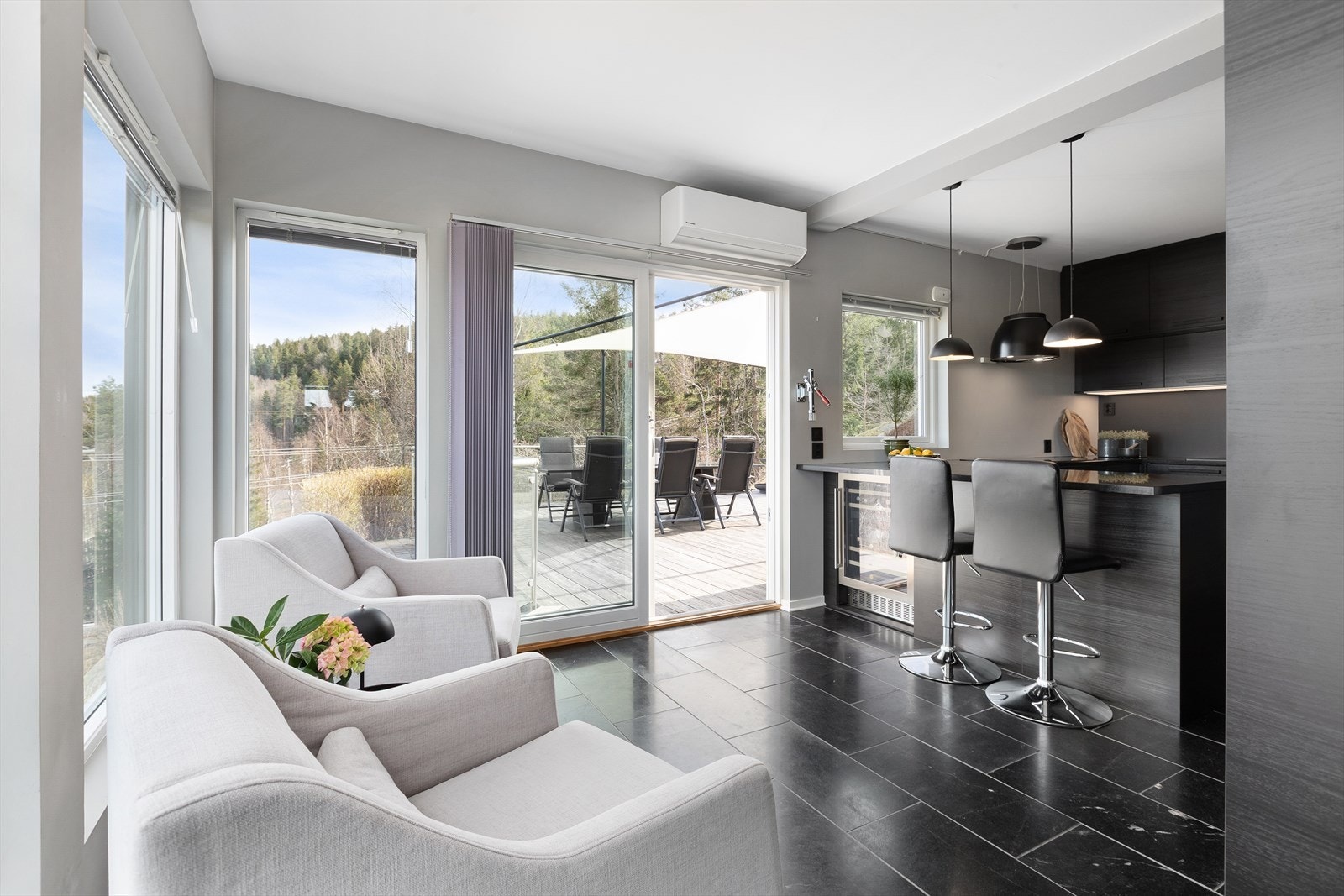 Fra kjøkkenet er det videre adkomst til uteplassen Galleribilde