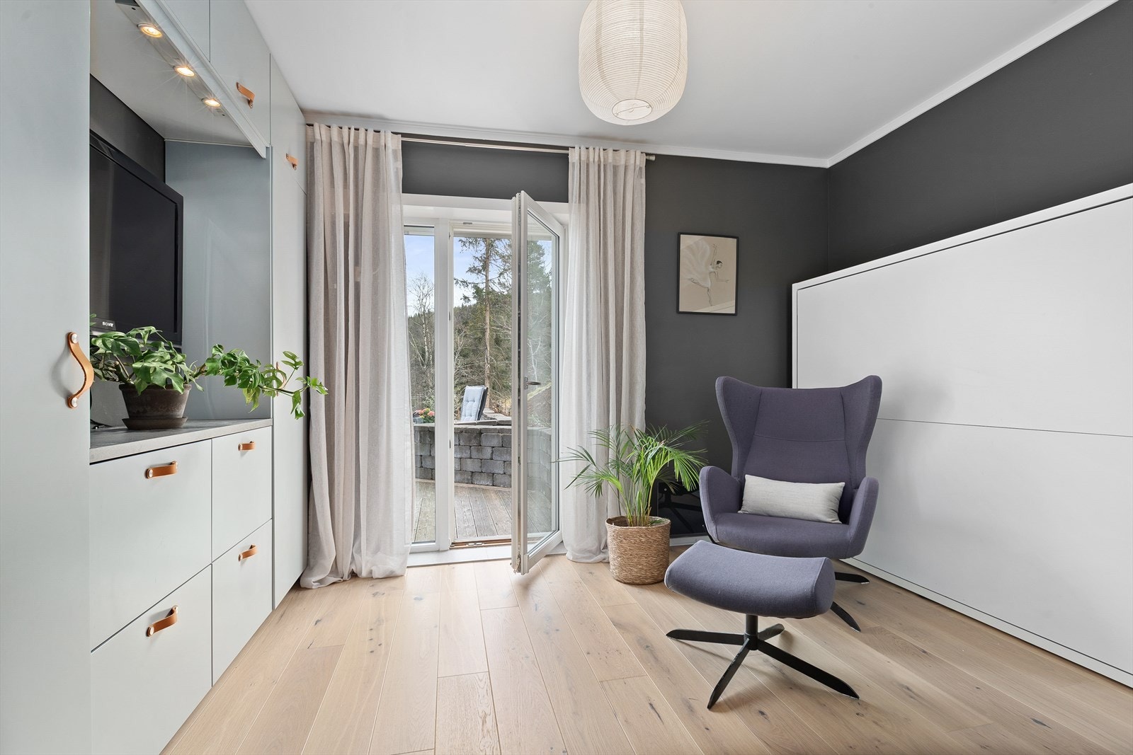 Soverom 2 benyttes i dag også som TV-stue. Skapsengen er fastmontert og medfølger. Galleribilde