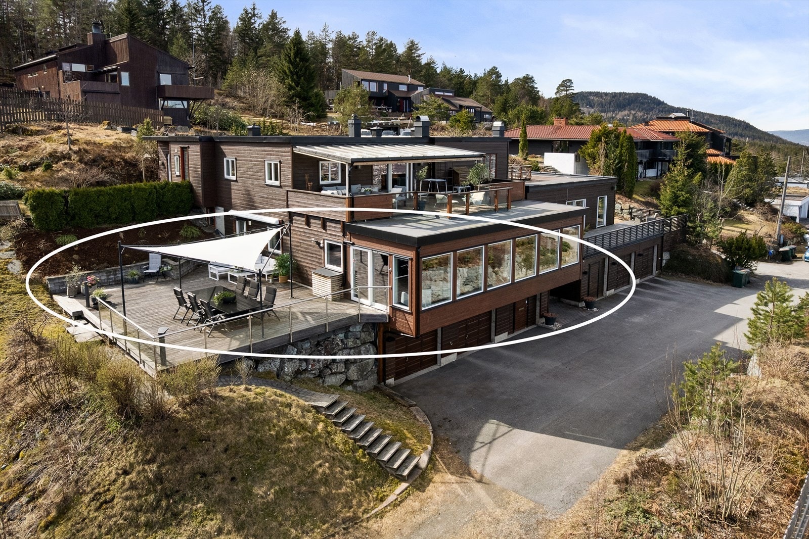 Leiligheten har stor uteplass med fantastisk utsikt, samt parkering i garasje Galleribilde